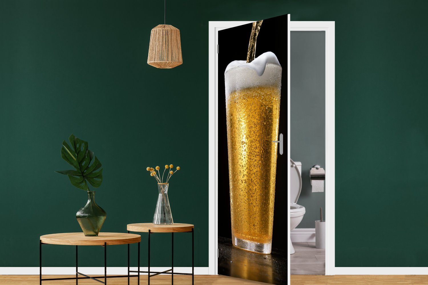Tür, MuchoWow Türaufkleber, schwarzem Hintergrund, Bier auf vom bedruckt, Leckeres cm Fass (1 75x205 Türtapete Matt, Fototapete für St),