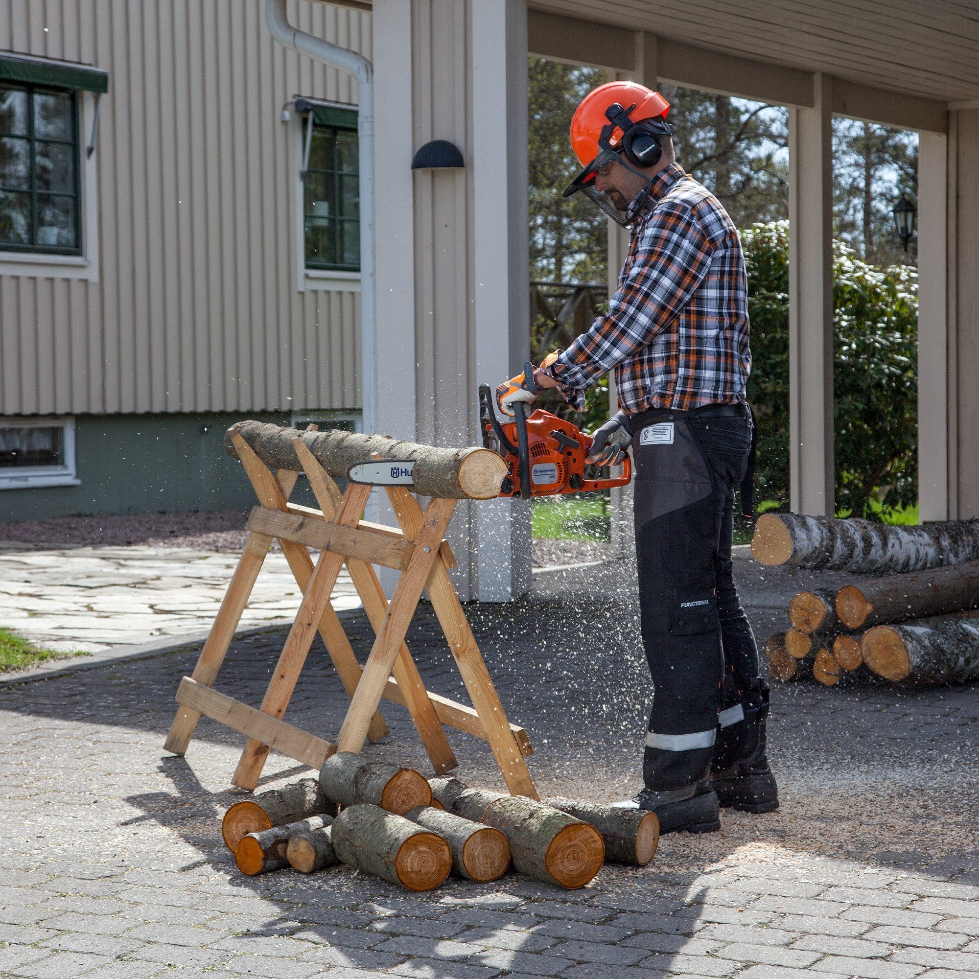 Husqvarna Benzin-Kettensäge 120 Mark II, 35 cm Schwertlänge, LowVib® Vibrationsreduzierung, Ideal für Garten & Brennholz, 38,2 cc X-Torq® Motor, 14″ Schiene & H – Bild 3 von 5