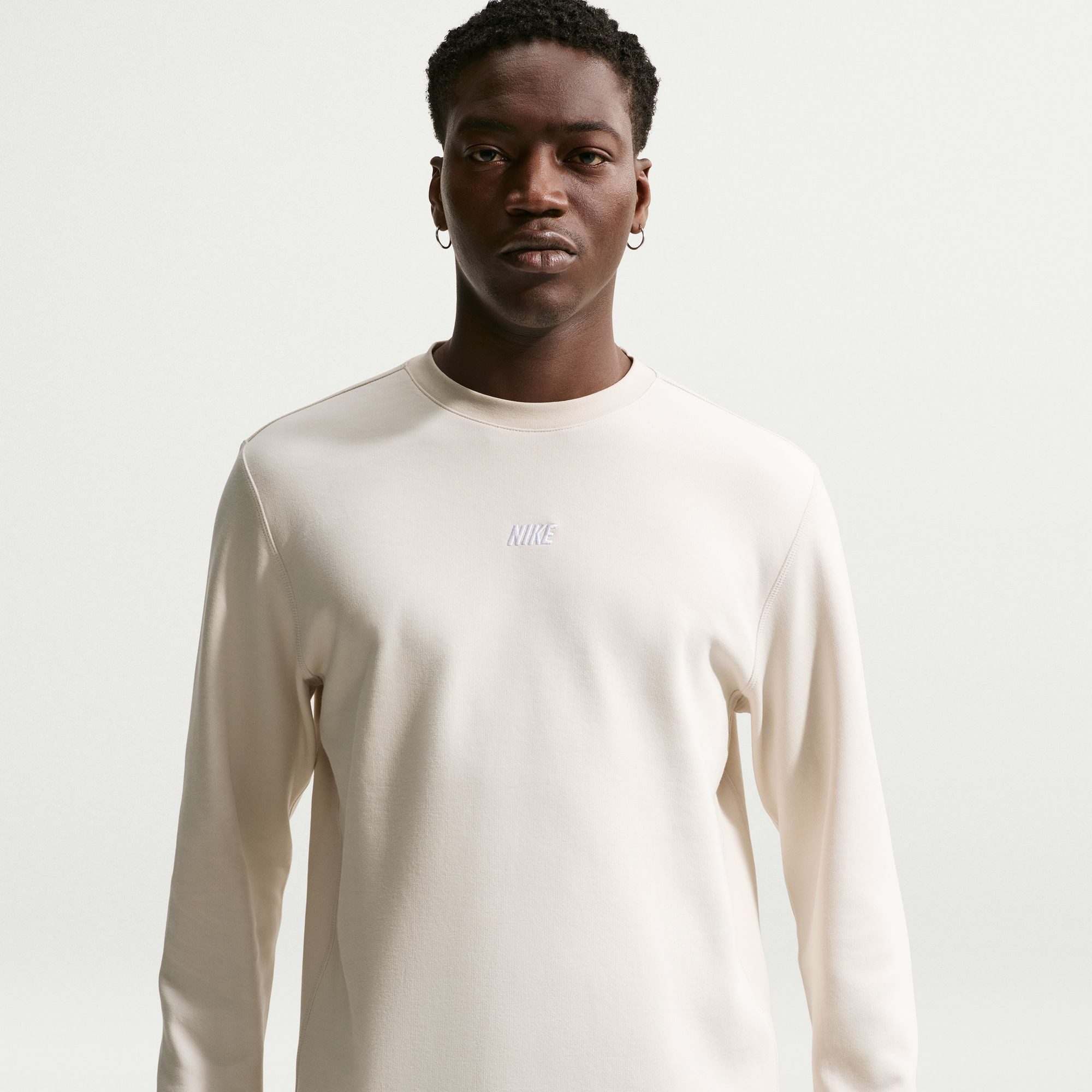 Nike Sportswear Sweatshirt Nike Sportswear Club Men's Long-Sleeve Varsity Crew mit Varsity-inspiriertem Design, in den Größen S bis XXXL erhältlich