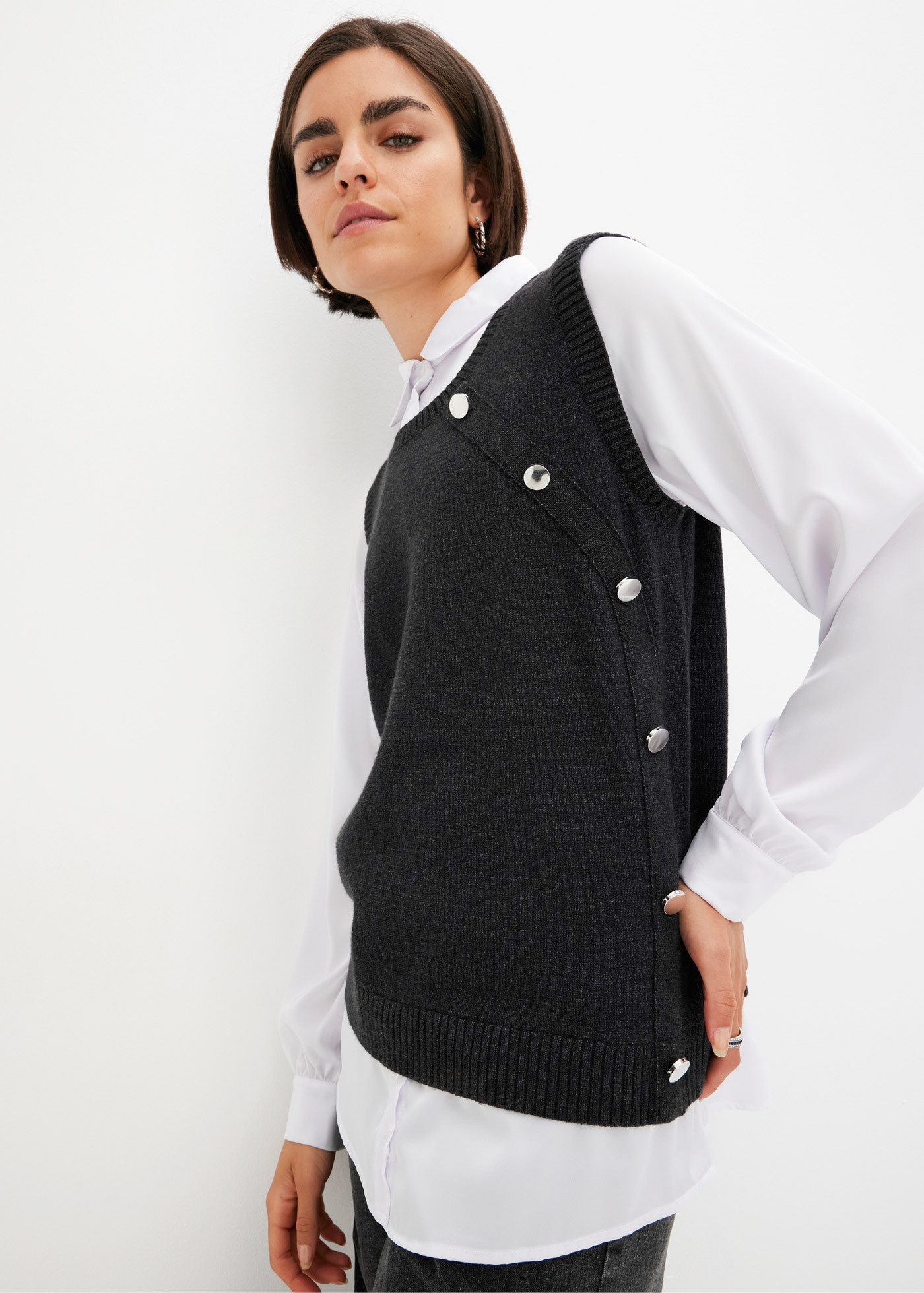 bonprix 2-in-1-Pullover bestehend aus Strickpullunder mit Bluseneinsatz. bequem, Zierknöpfe
