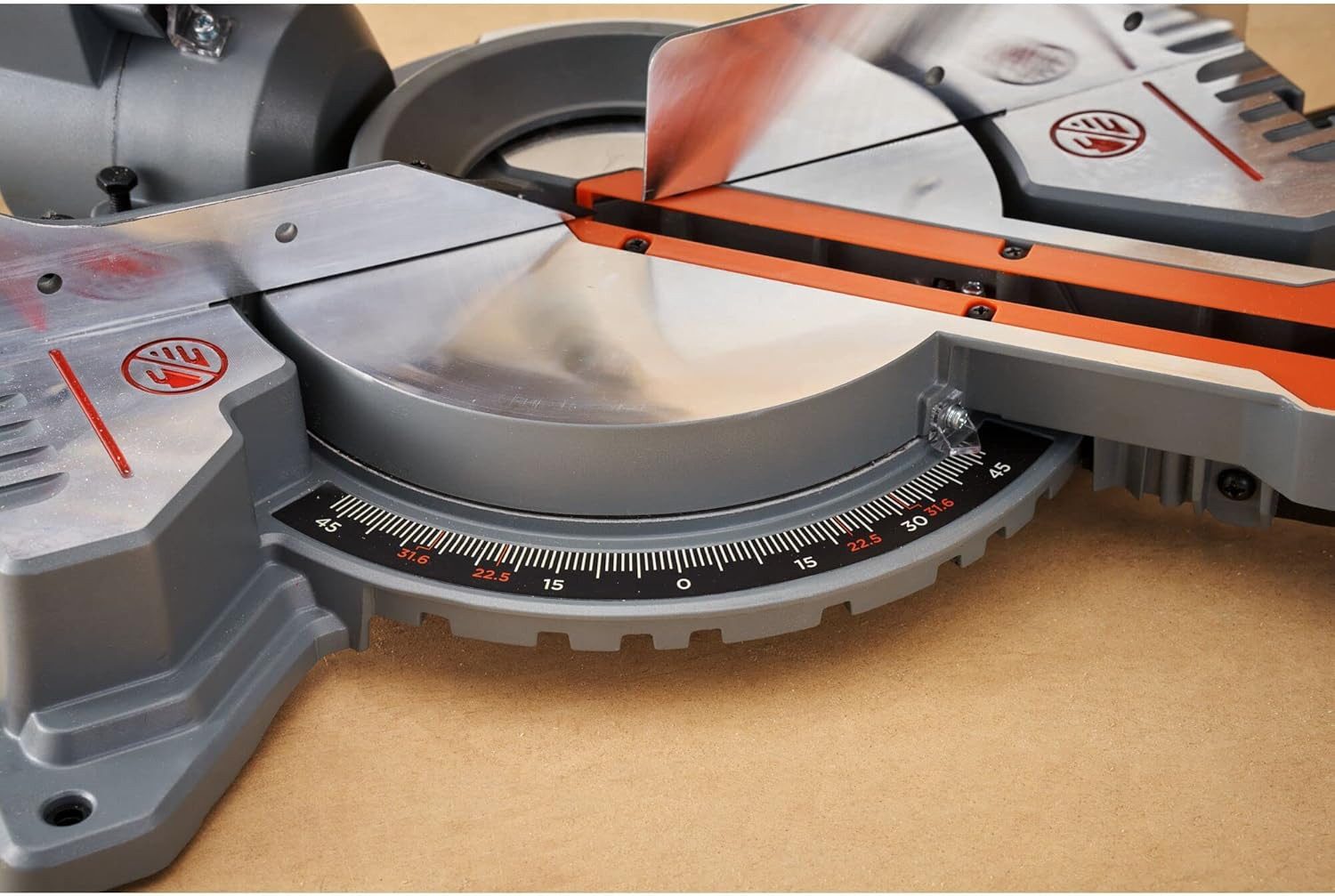 Black + Decker Gehrungssäge 1500 Watt Kapp-/Gehrungssäge (60mm Schnitttiefe, 120mm Schnittbreite), 1-St.