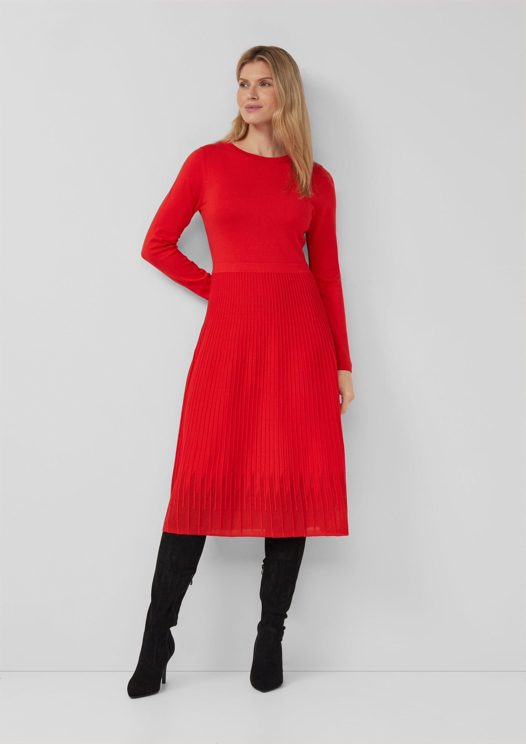 s.Oliver Midikleid Kleid Midikleid mit U-Boot-Ausschnitt und Plissee-Strick