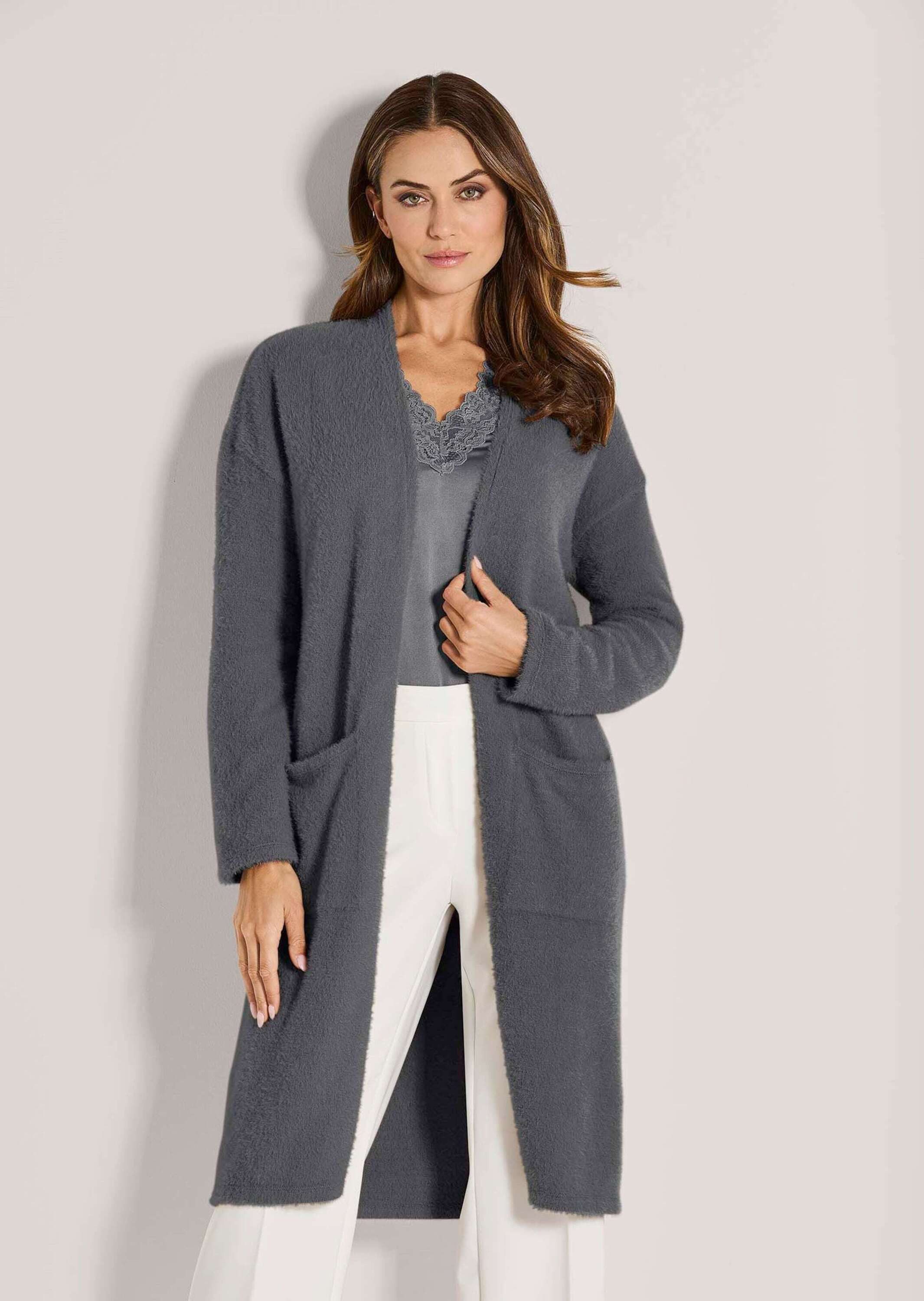 MADELEINE Kurzmantel Eleganter Glattstrick-Mantel Offene Form, lange Ärmel, aufgesetzte Taschen