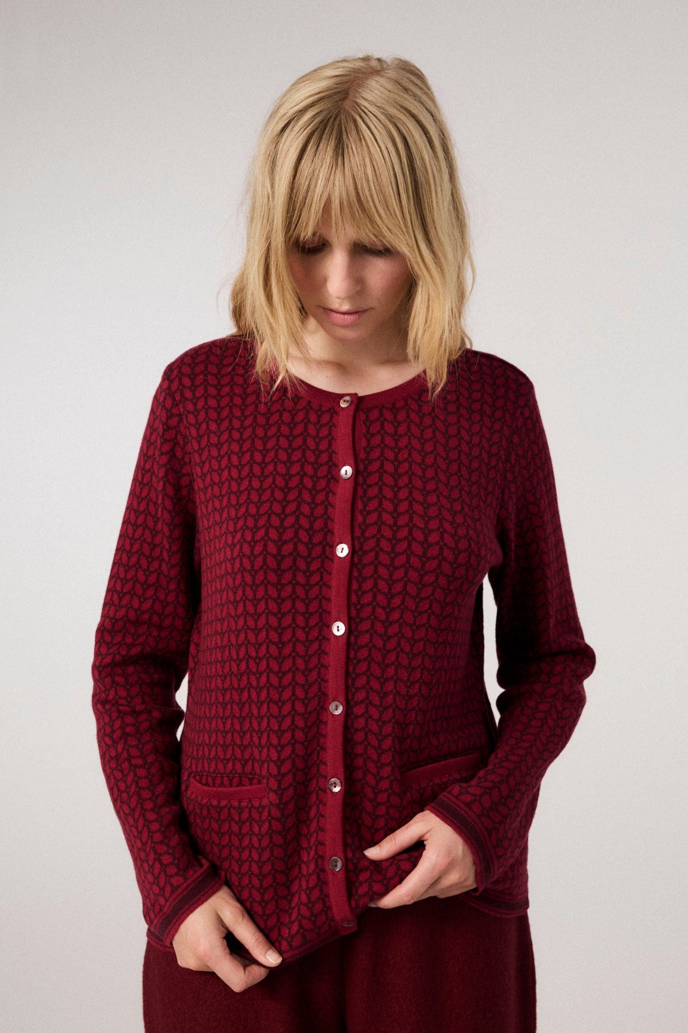 Himalaya Clothing Cardigan Damen mit feinem Blattdesign - Cardigan aus hochwertiger Bio-Baumwolle Weiche Baumwolljacke mit hohem Tragekomfort