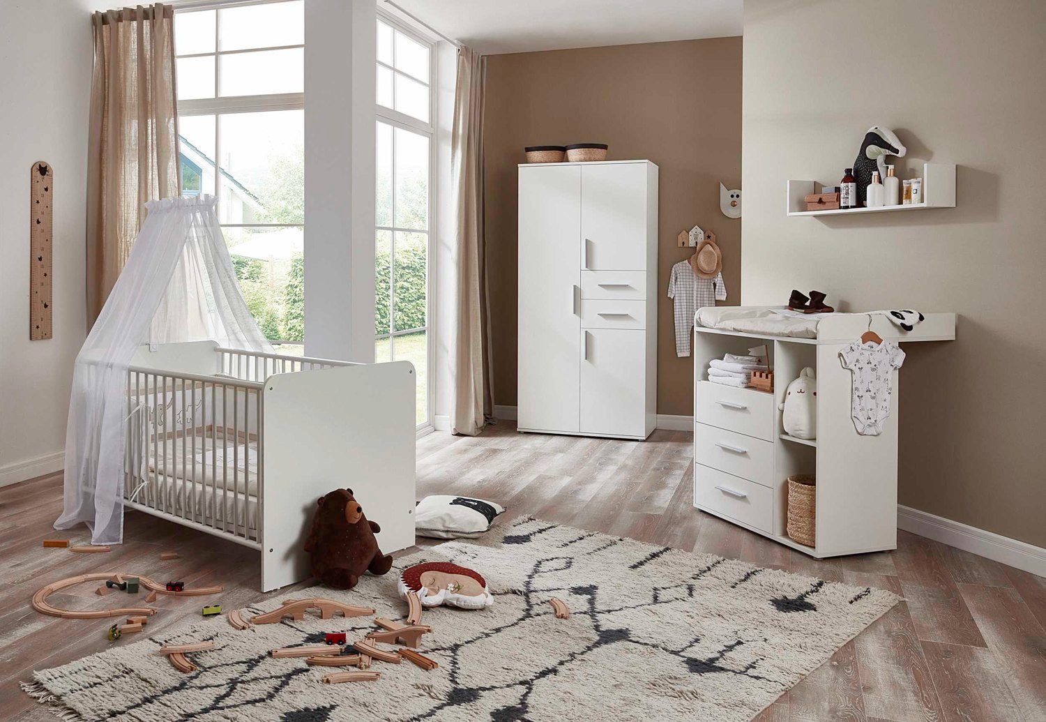 moebel-dich-auf Babyzimmer-Komplettset ALIYA 1, (in weiß, Babybett + Wickelkommode + Kleiderschrank 3-türig), optional mit Matratze, Umbauseiten-Set oder Textil-Set