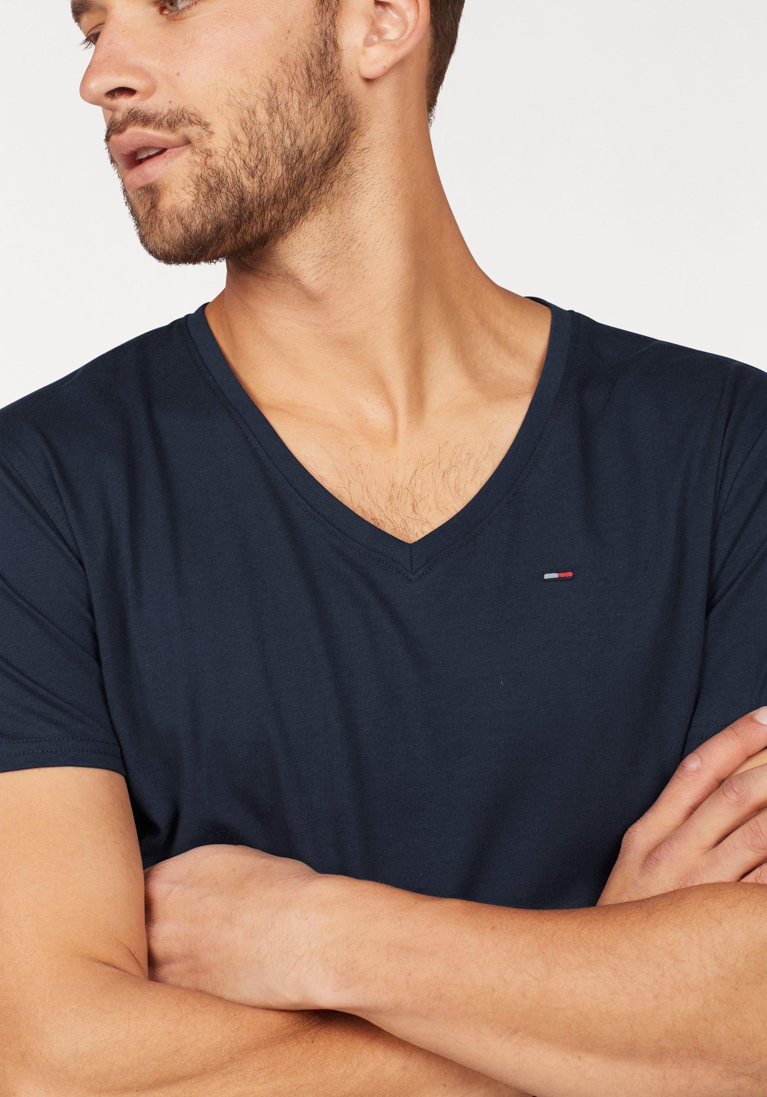 Tommy Jeans T-Shirt TJM ORIGINAL JERSEY V NECK TEE mit V-Ausschnitt und dezenter Logo-Flag