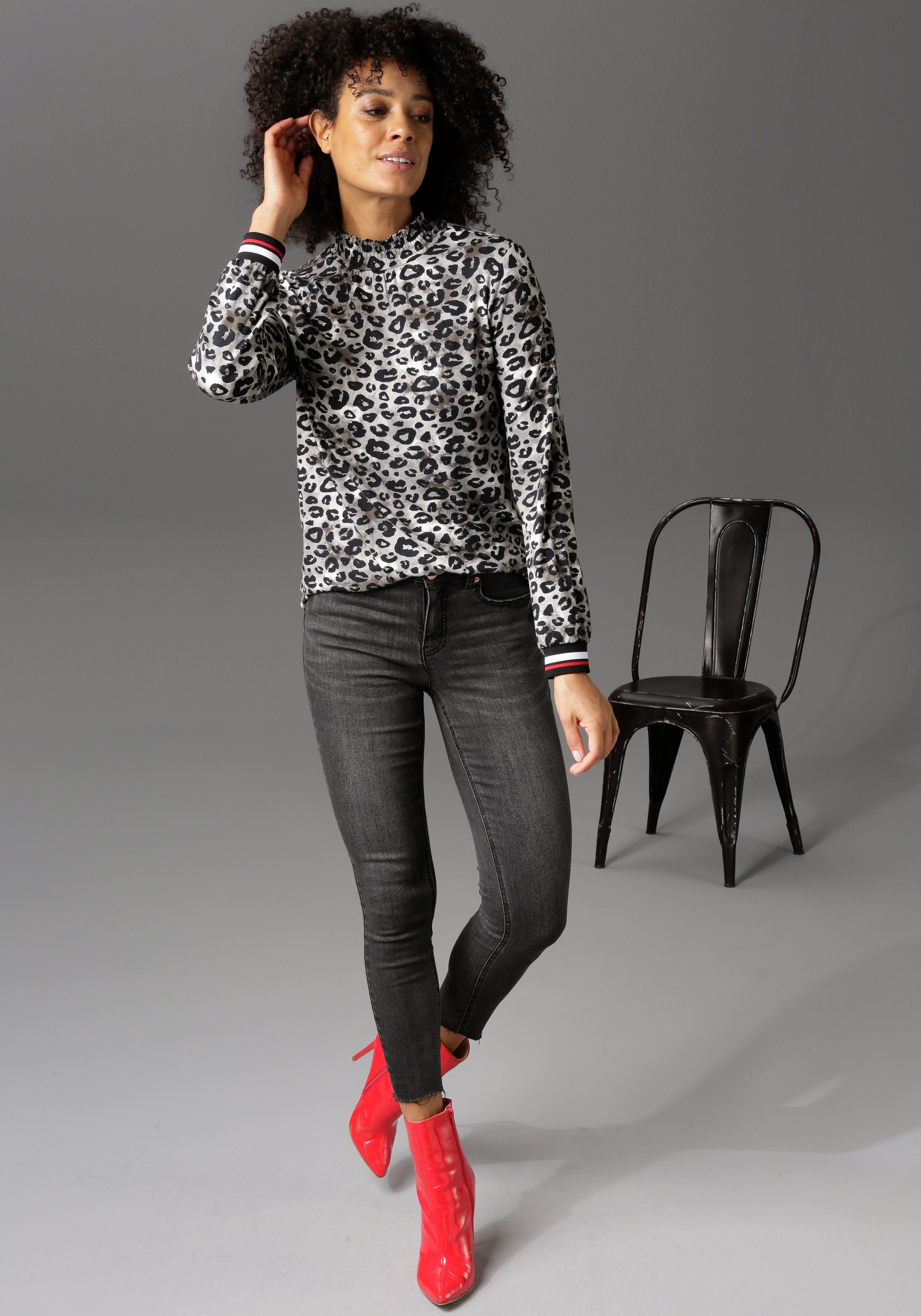 Aniston CASUAL Langarmshirt, mit trendigem Animal-Print und gestreiften Bün günstig online kaufen