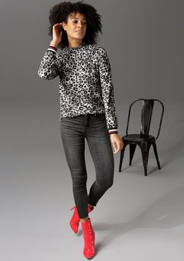 Aniston CASUAL Langarmshirt mit trendigem Animal-Print und gestreiften Bündchen