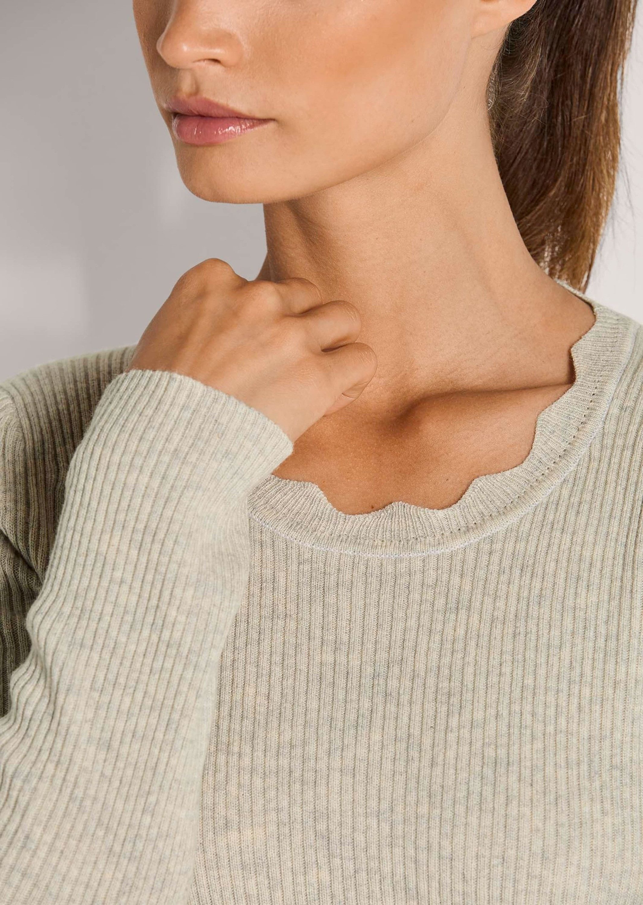 MADELEINE Strickpullover Leichter Viskosepullover mit gewelltem Saum Tailliertes Langarmshirt mit Rundhals und langen Ärmeln