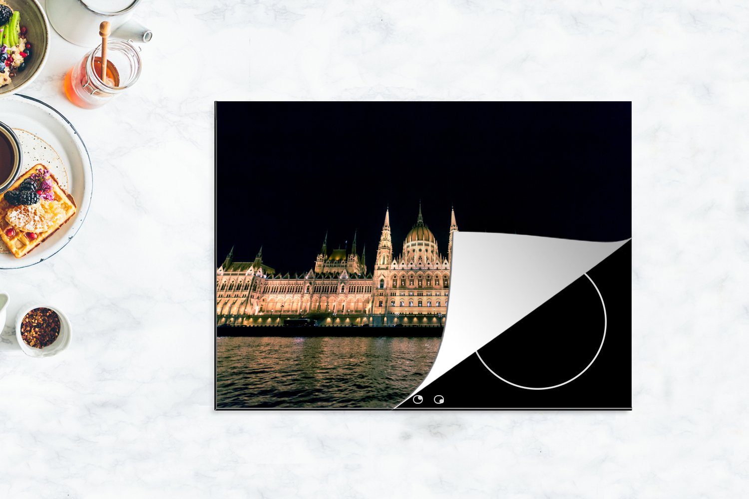 Vinyl, tlg), Mobile (1 cm, nutzbar, fotografiert Herdblende-/Abdeckplatte Das 70x52 MuchoWow Nacht, beleuchtete Ceranfeldabdeckung ungarische Arbeitsfläche Parlamentsgebäude, bei