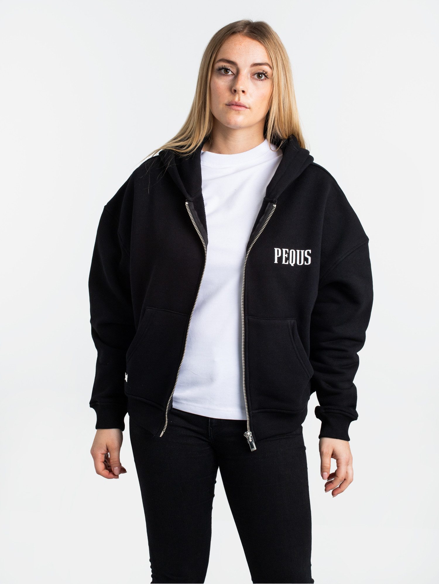 PEQUS Kapuzensweatjacke Pequs Chest Logo Cropped Zip Hoodie