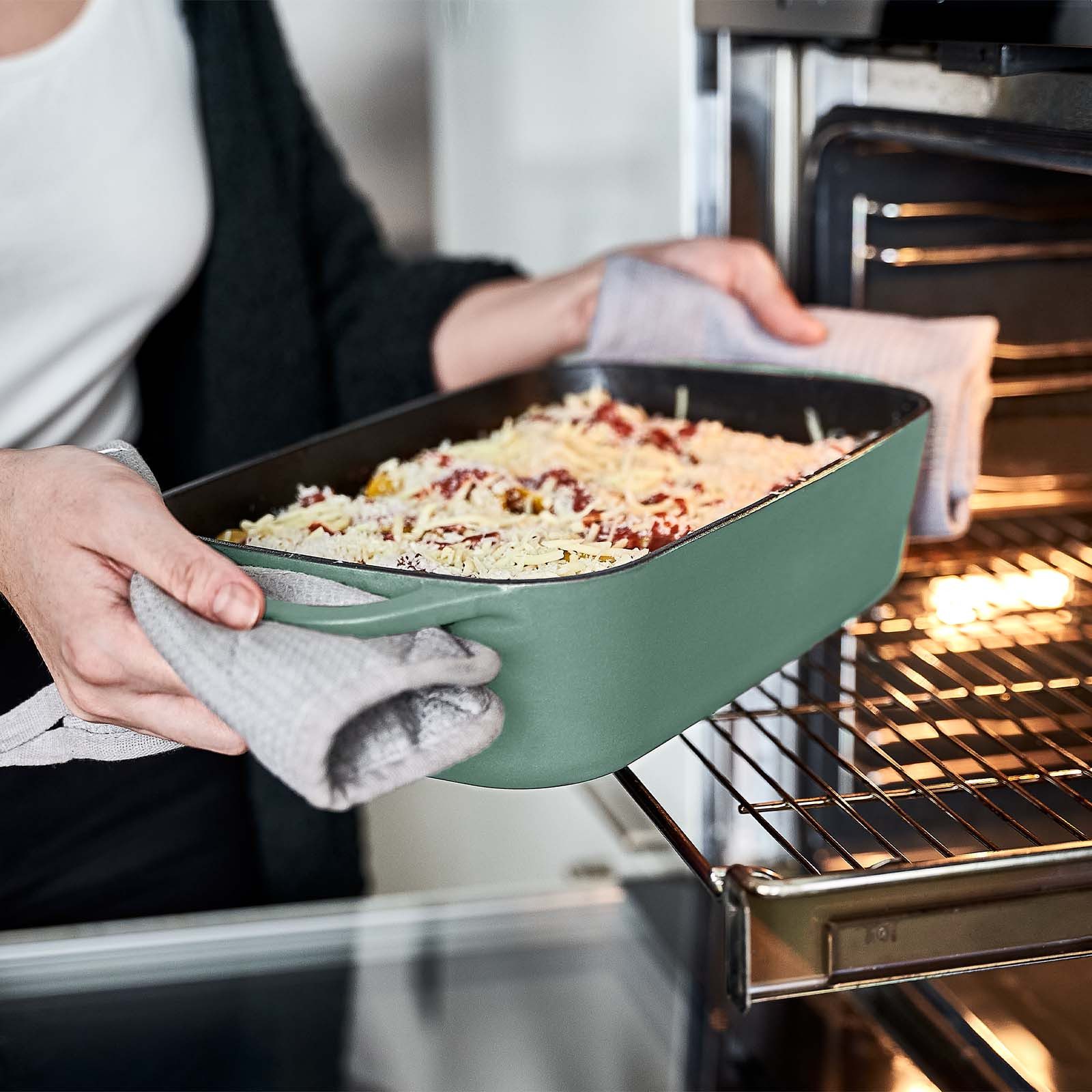 Springlane Auflaufform aus Gusseisen, in verschiedenen Farben – Emaillierte Lasagneform, Gusseisen, Robust, emailliert, für alle Herdarten geeignet – Bild 5 von 5