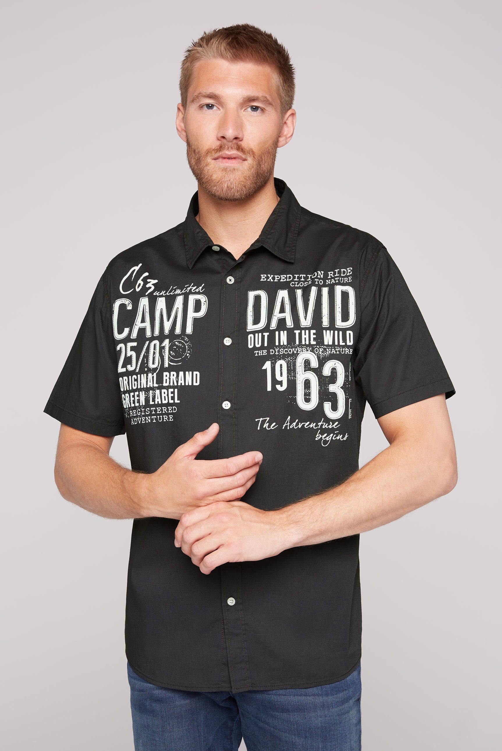 CAMP DAVID Kurzarmhemd mit Kentkragen, Plakativer Logo Print auf der  Vorderseite