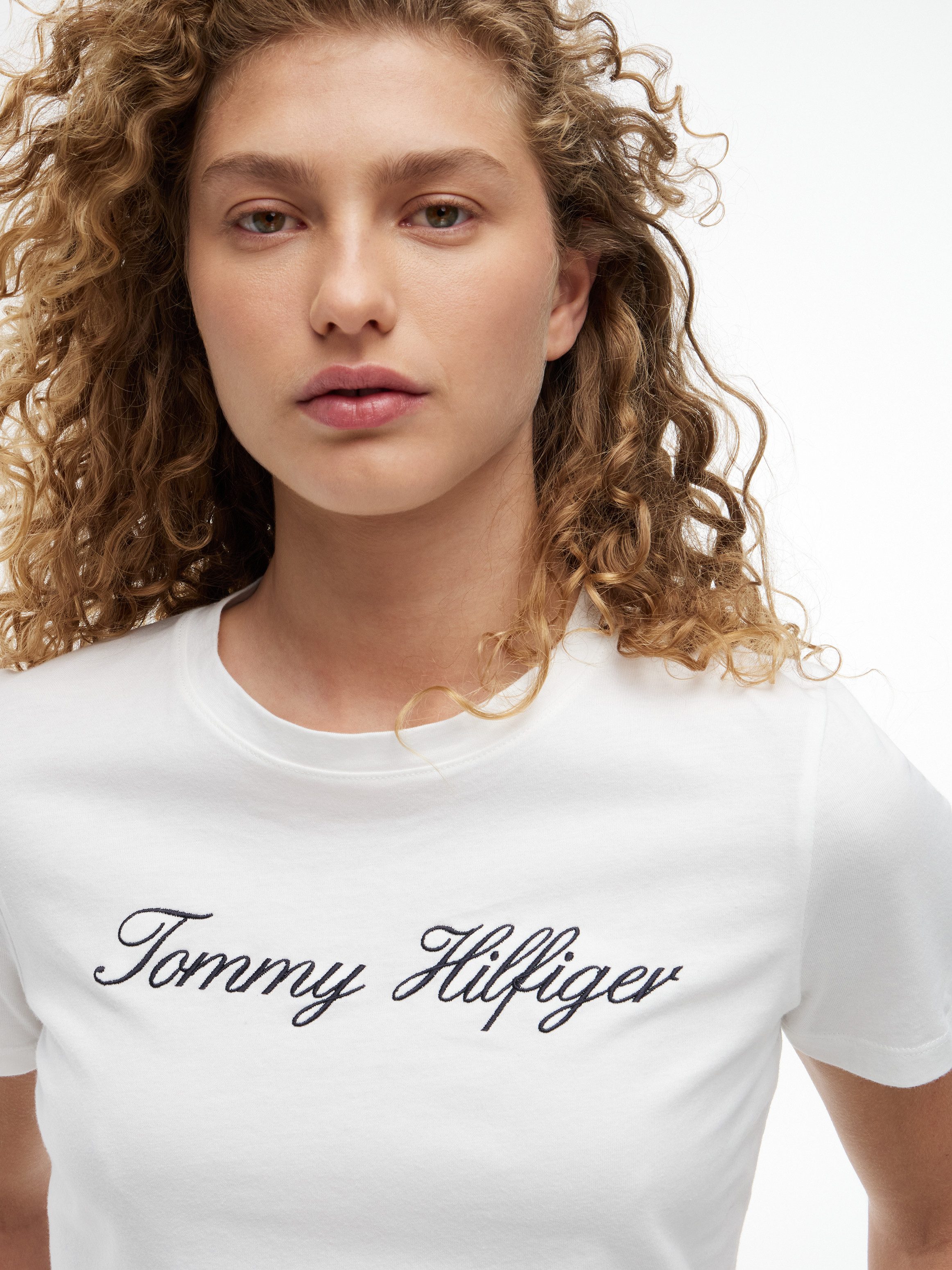 Tommy Hilfiger T-Shirt NOS SCRIPT REGULAR C-NK SHORT SLEEVE mit Rundhals und kontrastfarbener Stickerei, Regular Fit