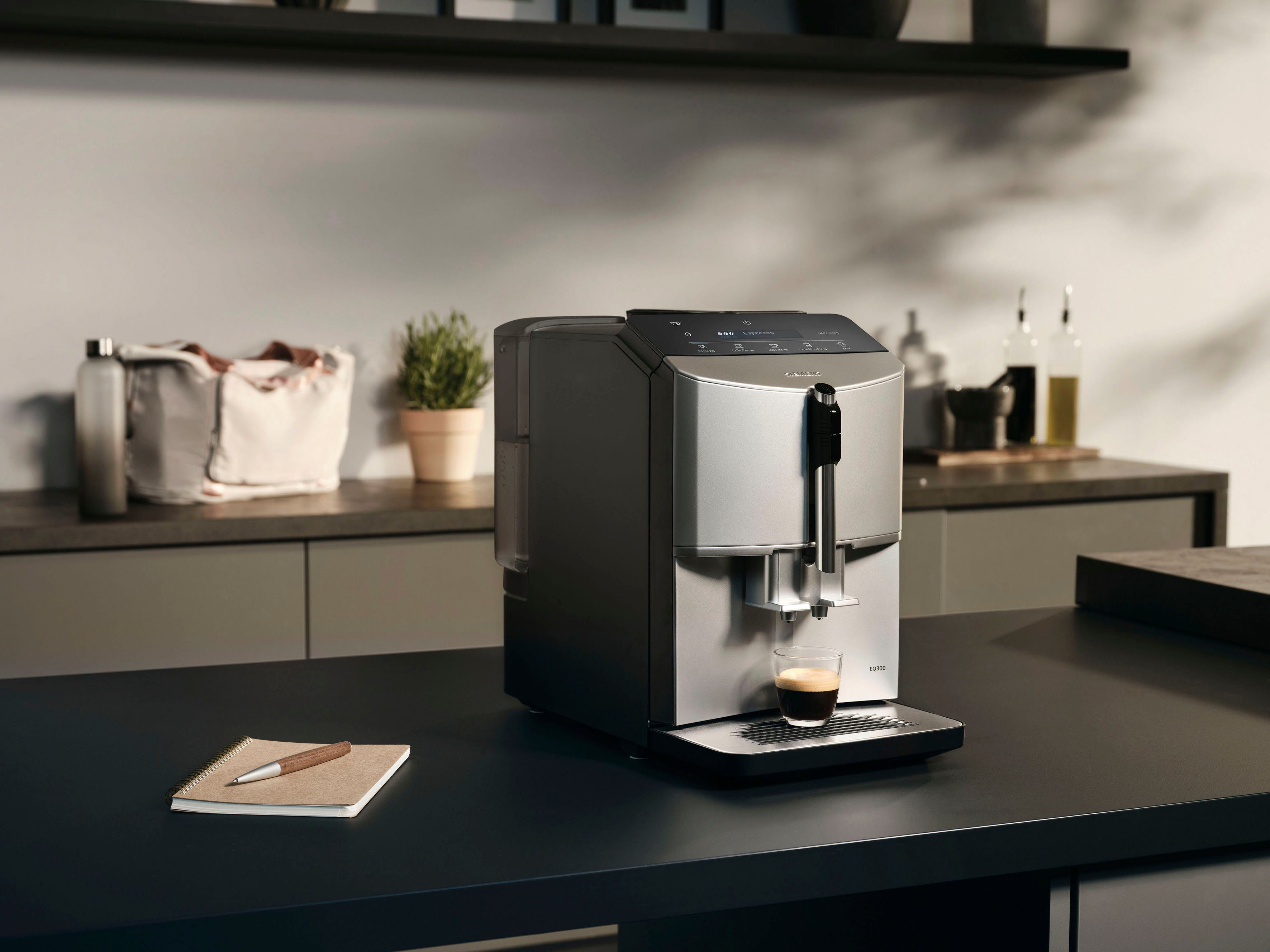 SIEMENS Kaffeevollautomat EQ300 TF303E07, viele Kaffeespezialitäten, OneTouch-Funktion, benutzerfreundliches Display, Keramikmahlwerk, silber metallic – Bild 2 von 5
