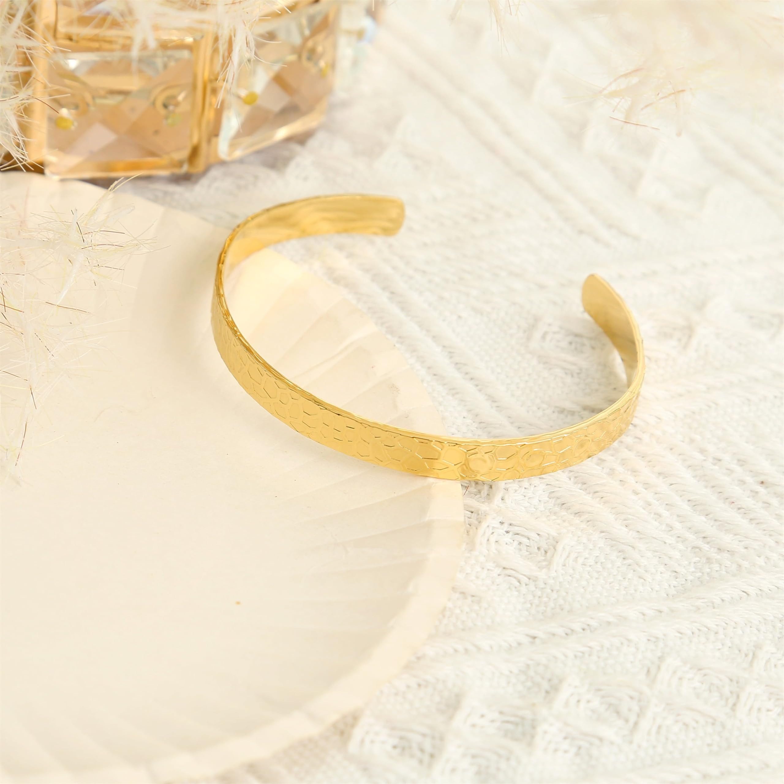 Made by Nami Armreif Edelstahl Armreif Gold Schmuck Damen Gehämmert Geschenke für Frauen, Wasserfest & Verstellbar Geschenkideen Frauen oder Mädchen