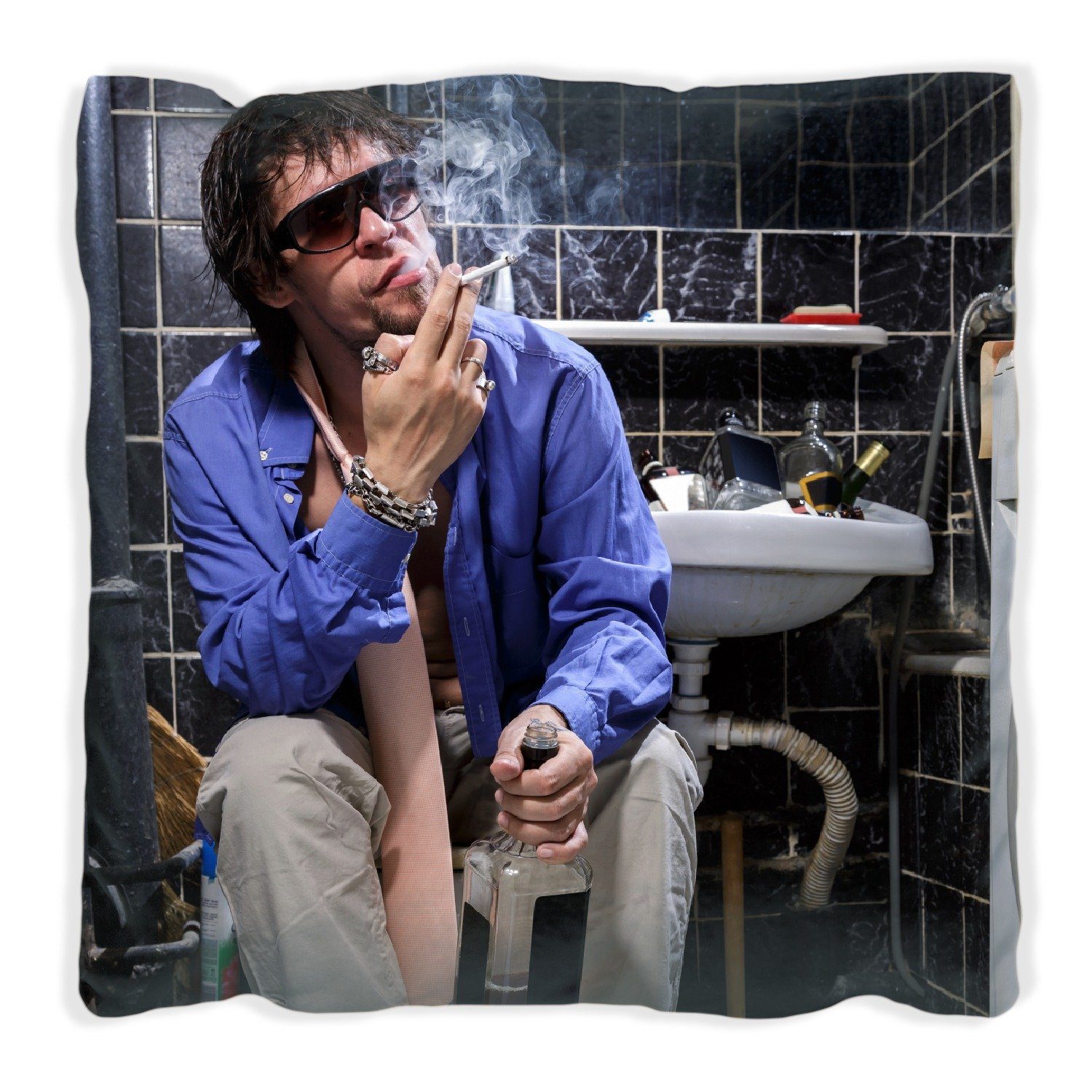 Wallario Dekokissen Kloparty - Sexy Mann auf Toilette mit Zigarette, handgenäht