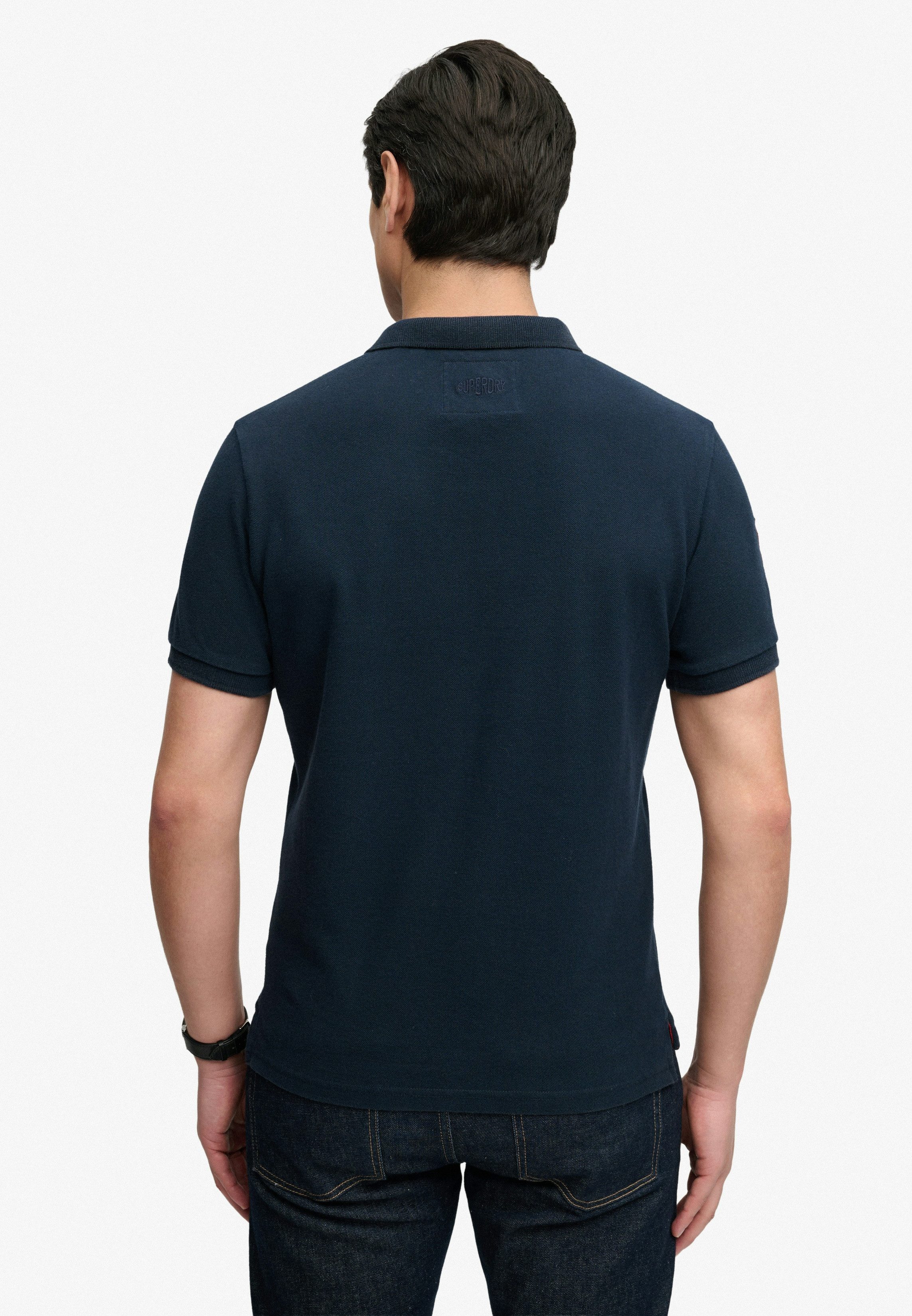 Superdry Poloshirt CREST POLO mit Markenlabel, aus Baumwolle, Relaxed Fit, bedruckte Optik