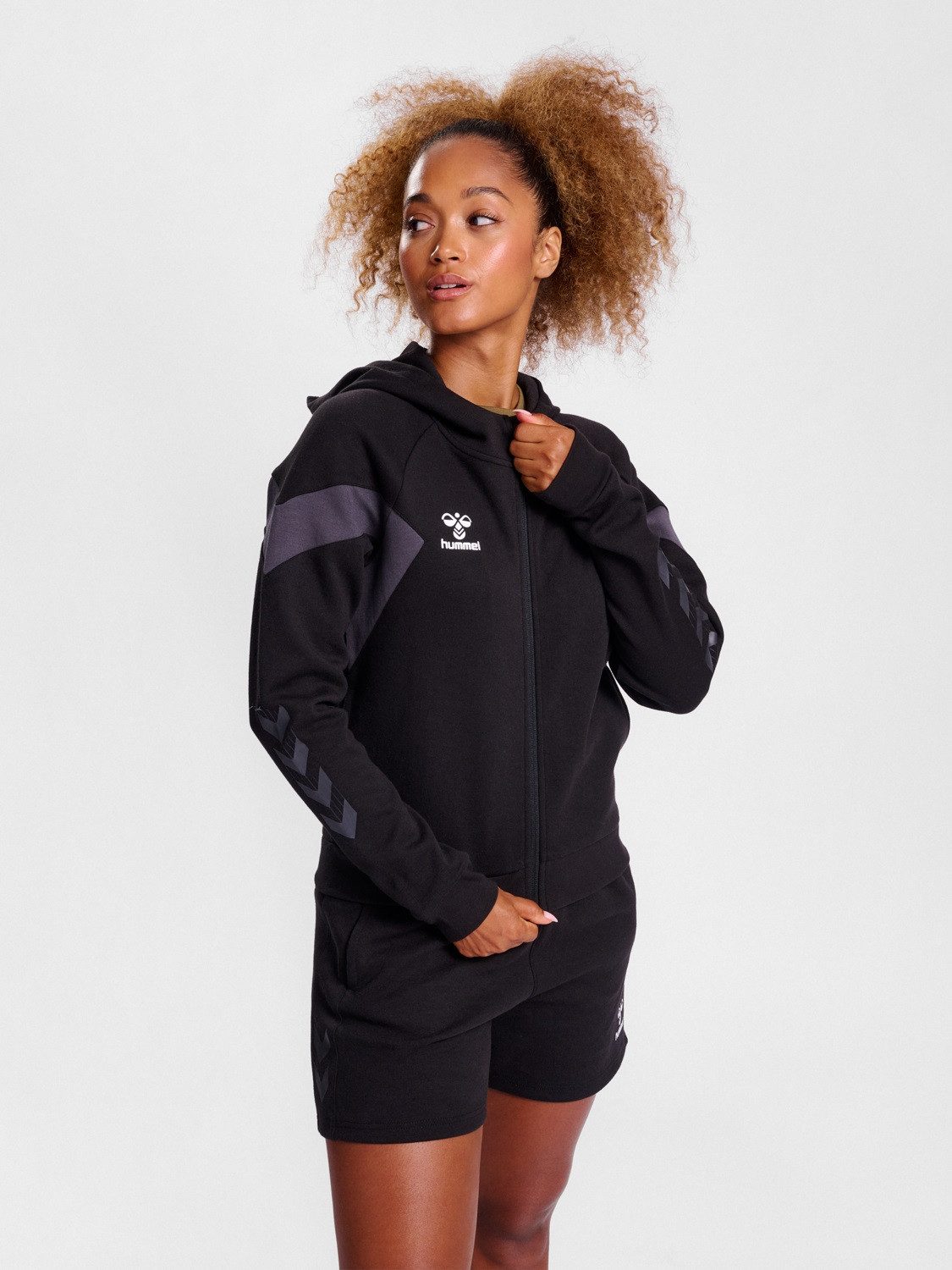 hummel Kapuzensweatjacke hmlTRAVEL ZIP HOODIE WOMAN – Stylischer Zipper für Sport und Freizeit (220305)