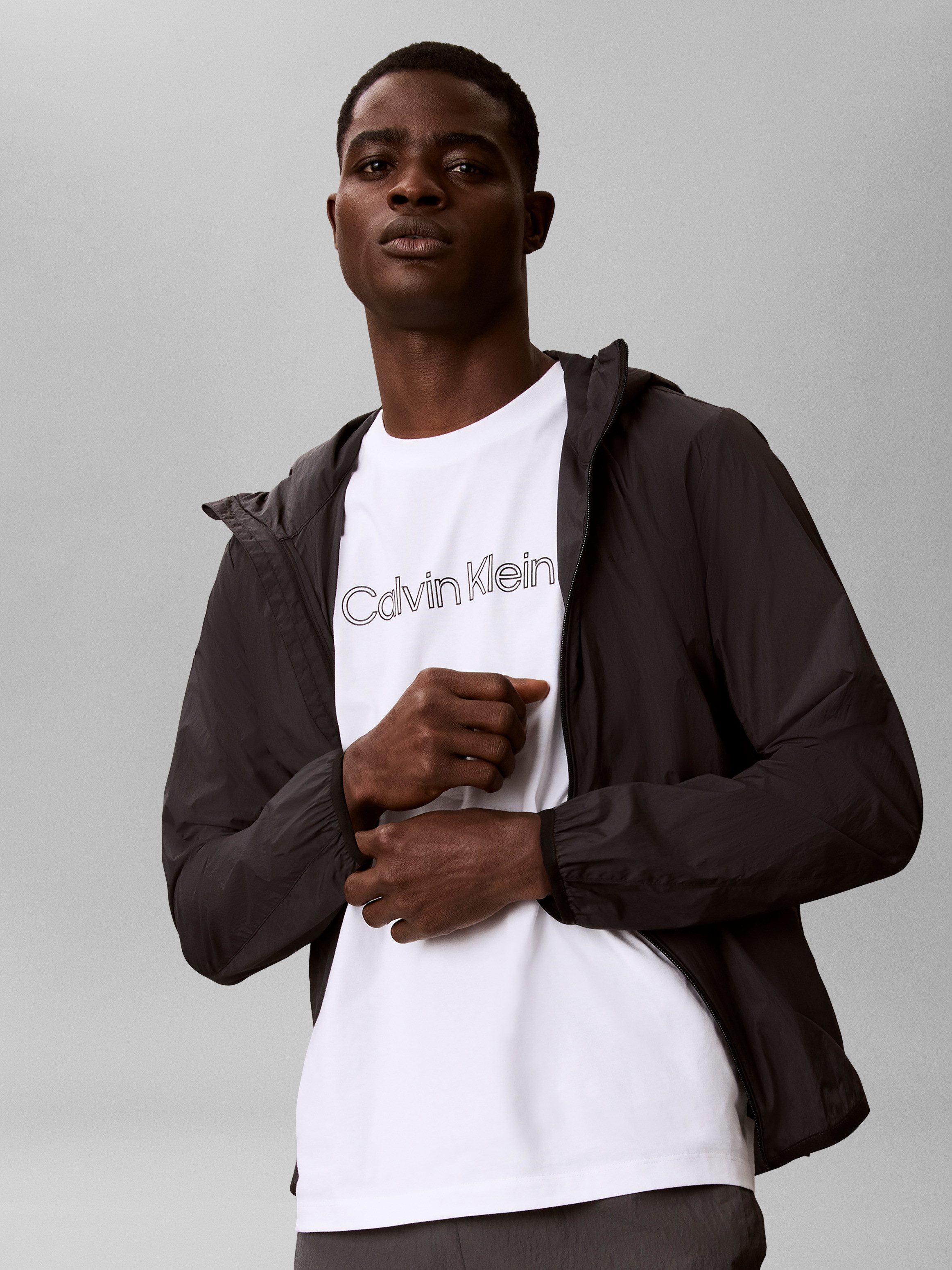 Calvin Klein Jeans T-Shirt Rundhalsausschnitt, reine Baumwolle, Logoschriftzug – Bild 2 von 5