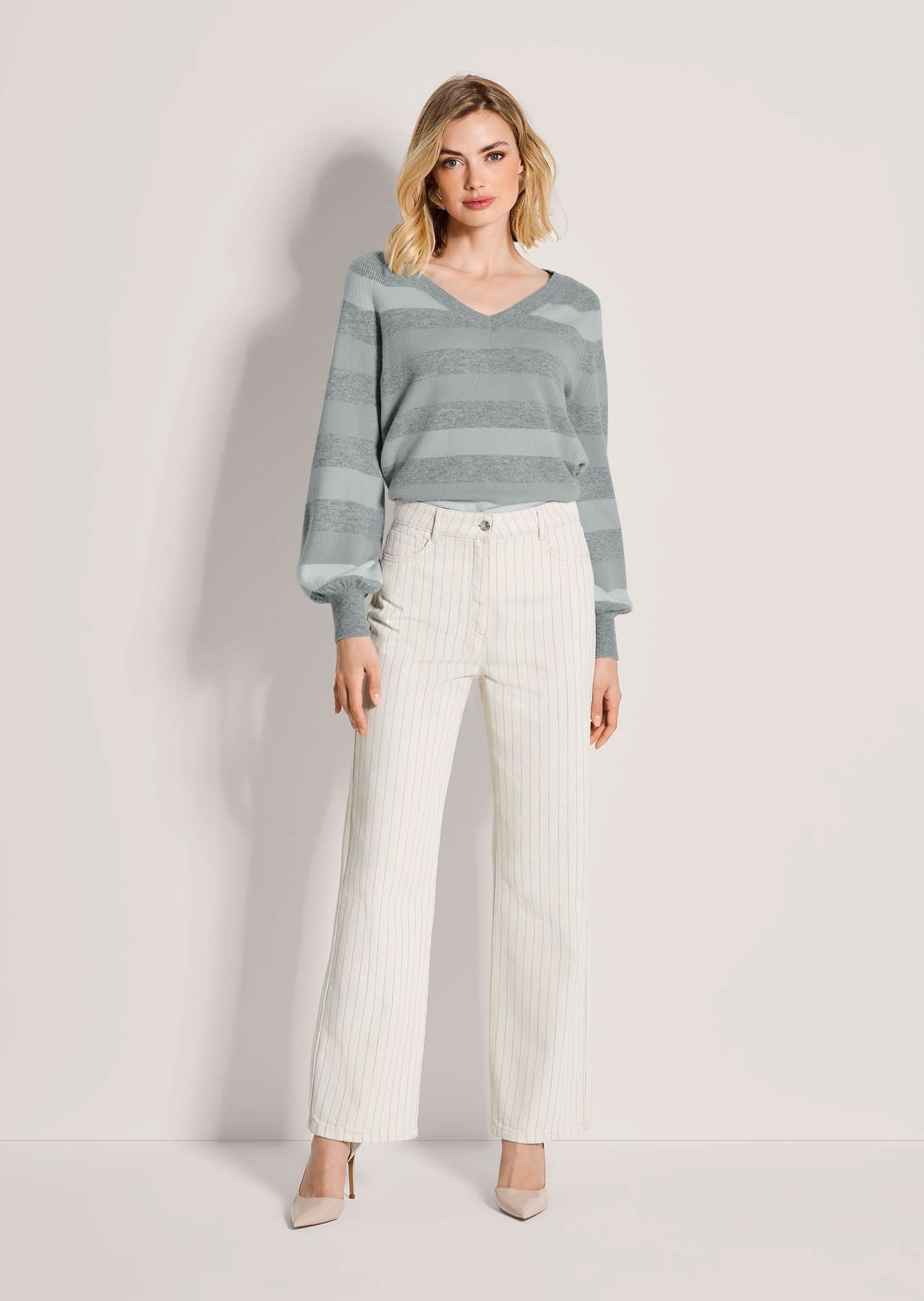 MADELEINE Gerade Jeans Kurzgröße: Nadelstreifenhose mit weitem Bein 5-Pocket-Hose mit Formbund, Gürtelschlaufen, Taschen und Knöchellänge