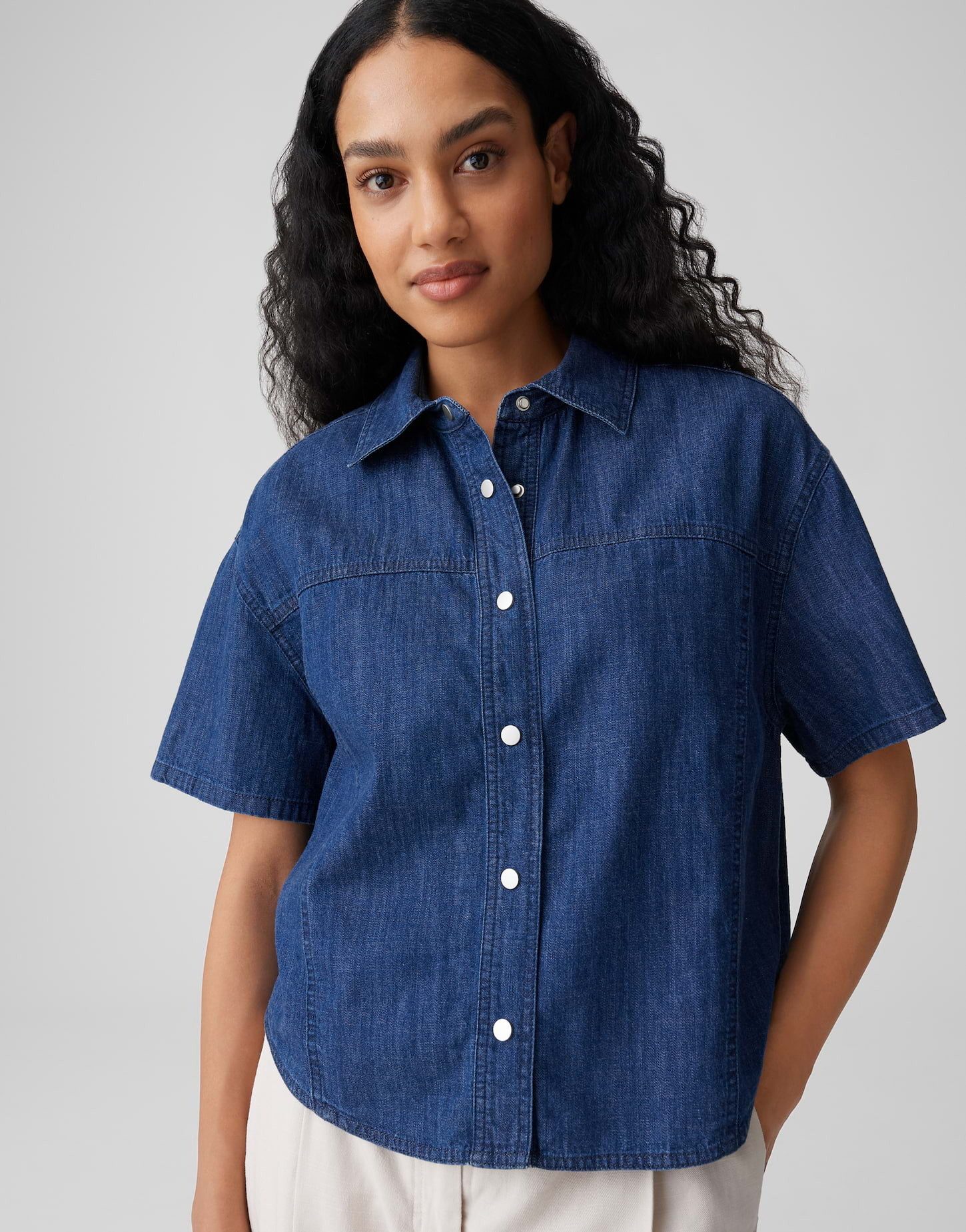 OPUS Kurzarmbluse Ferluna aus Denim mit weiter Passform abgesteppte Teilungsnähte, Rinsed Waschung, leichter Stoff, Casual