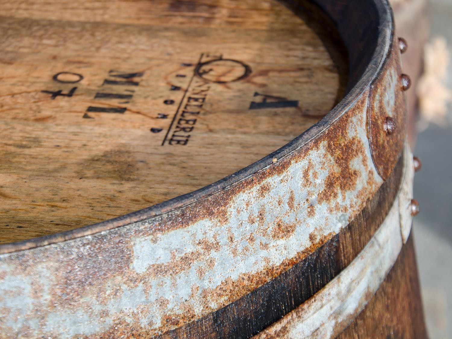 Temesso Stehtisch 225L RUSTIKALES Weinfass als Stehtisch günstig online kaufen