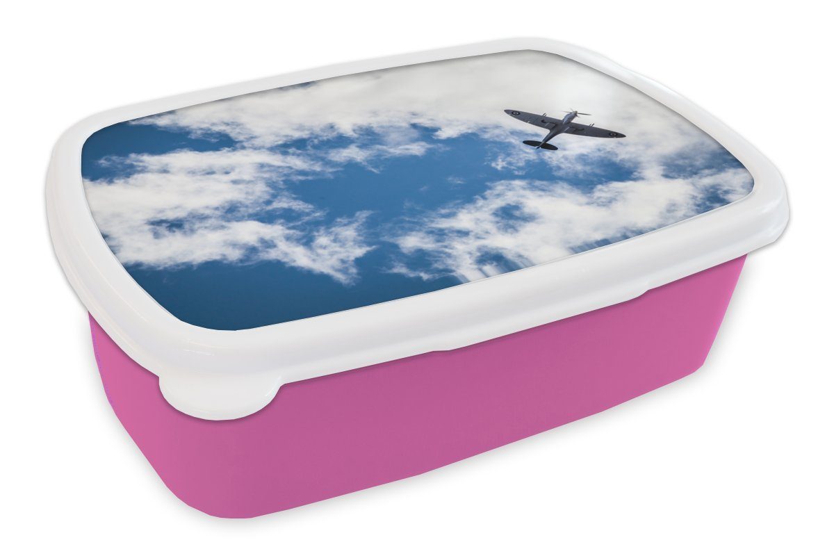 MuchoWow Lunchbox Spitfire-Flugzeug gegen einen bewölkten Himmel, Kunststoff, (2-tlg), Brotbox für Erwachsene, Brotdose Kinder, Snackbox, Mädchen, Kunststoff rosa