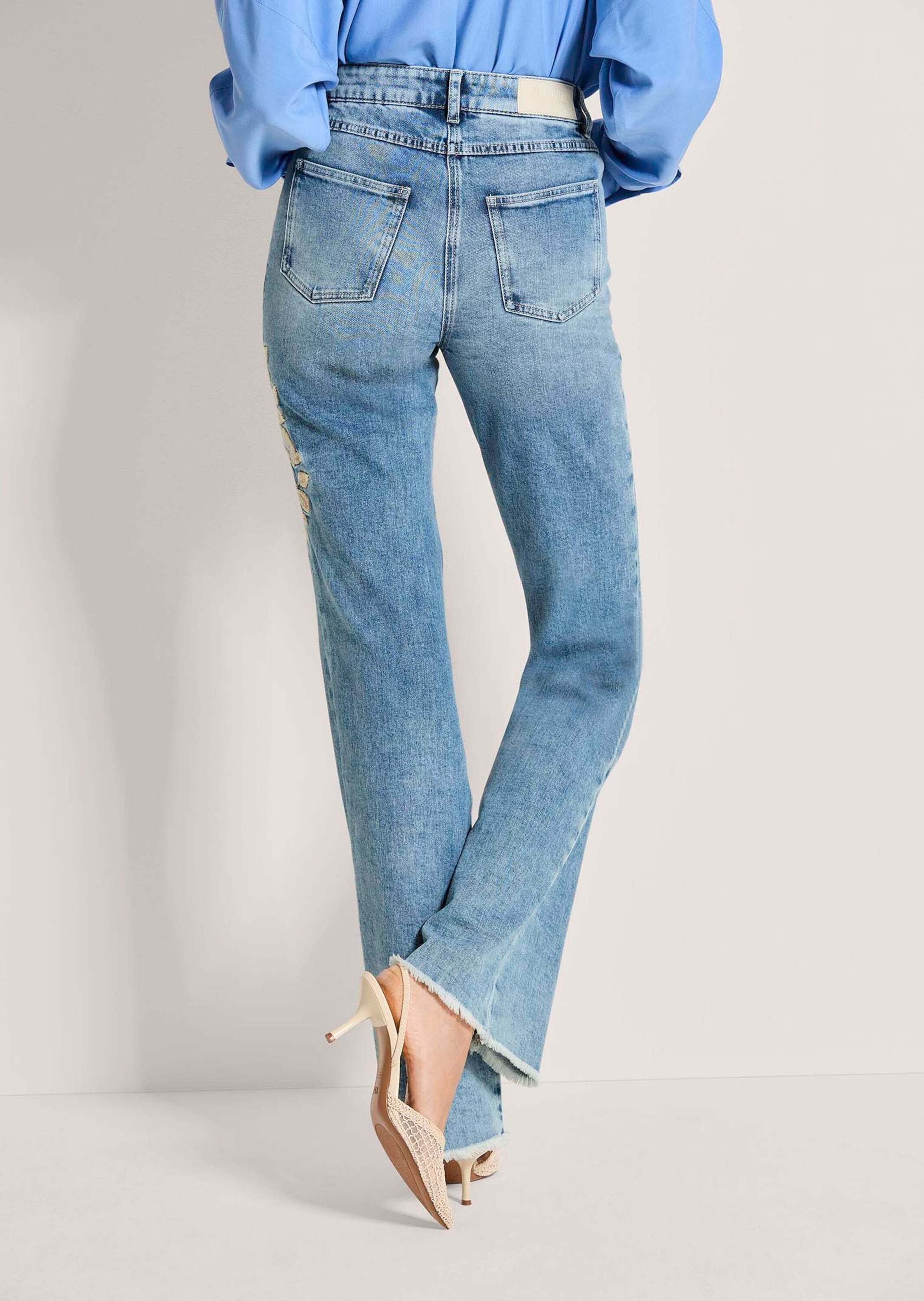 MADELEINE Gerade Jeans Kurzgröße: Bootcutjeans mit floraler Stickerei 5-Pocket-Hose mit Gürtelschlaufen, Taschen und Knöchellänge