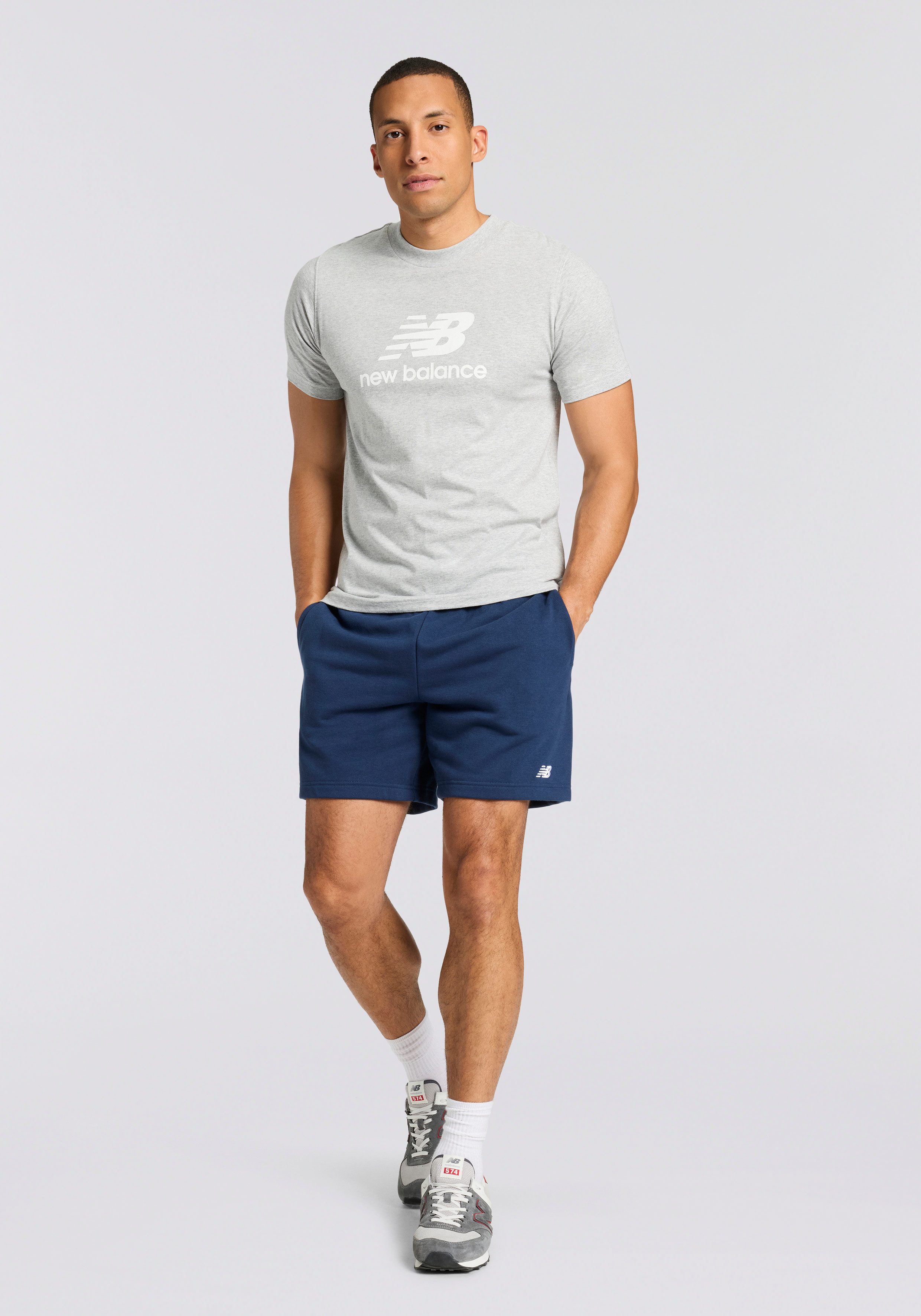 New Balance T-Shirt SPORT ESSENTIALS LOGO T-SHIRT sportliches T-Shirt, Kurzarmdesign, mit Rundhalsausschnitt