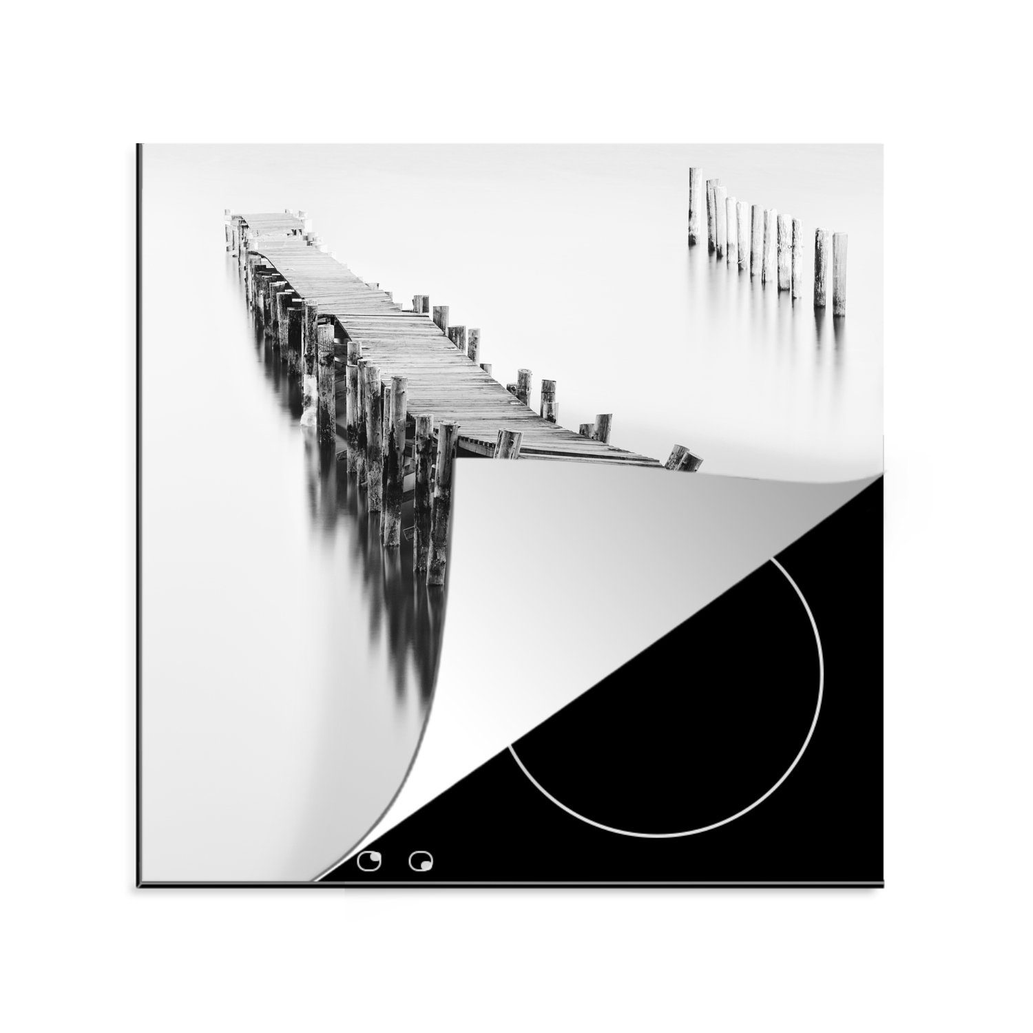 (1 alte in im cm, Die spiegelt schwarz-weiß, Wasser Herdblende-/Abdeckplatte MuchoWow sich Seebrücke für küche Ceranfeldabdeckung, tlg), 78x78 Vinyl, Arbeitsplatte