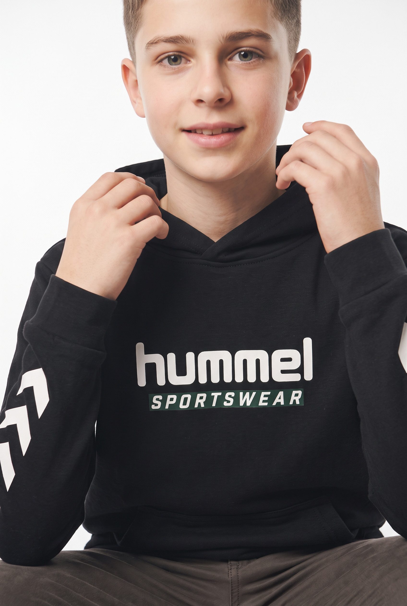 hummel Kapuzensweatshirt mit Kängurutasche, im sportlichen Stil – Bild 3 von 5