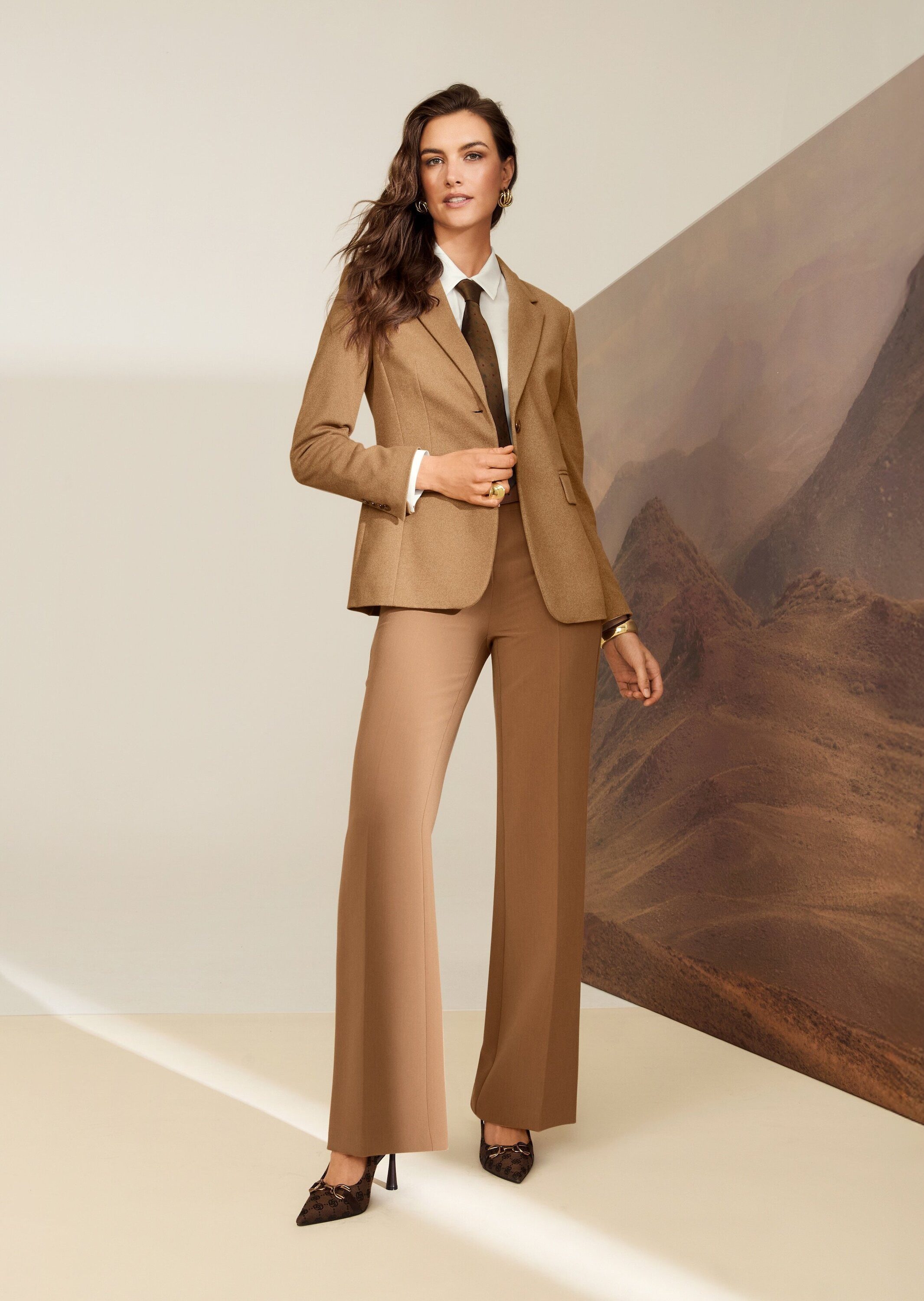 MADELEINE Kurzblazer Eleganter Businessblazer mit Reverskragen Blazer in Melange-Optik mit Reverskragen, Pattentaschen und Langarm