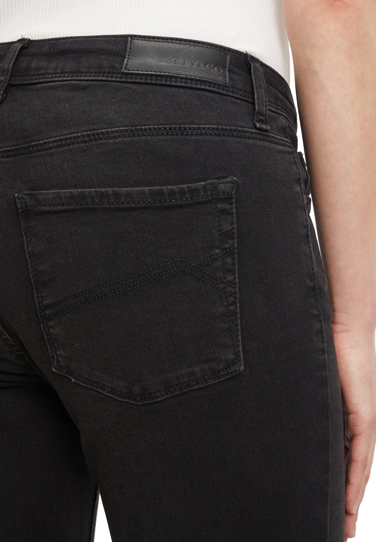 Betty&Co Regular-fit-Jeans Denim mit Black Waschung