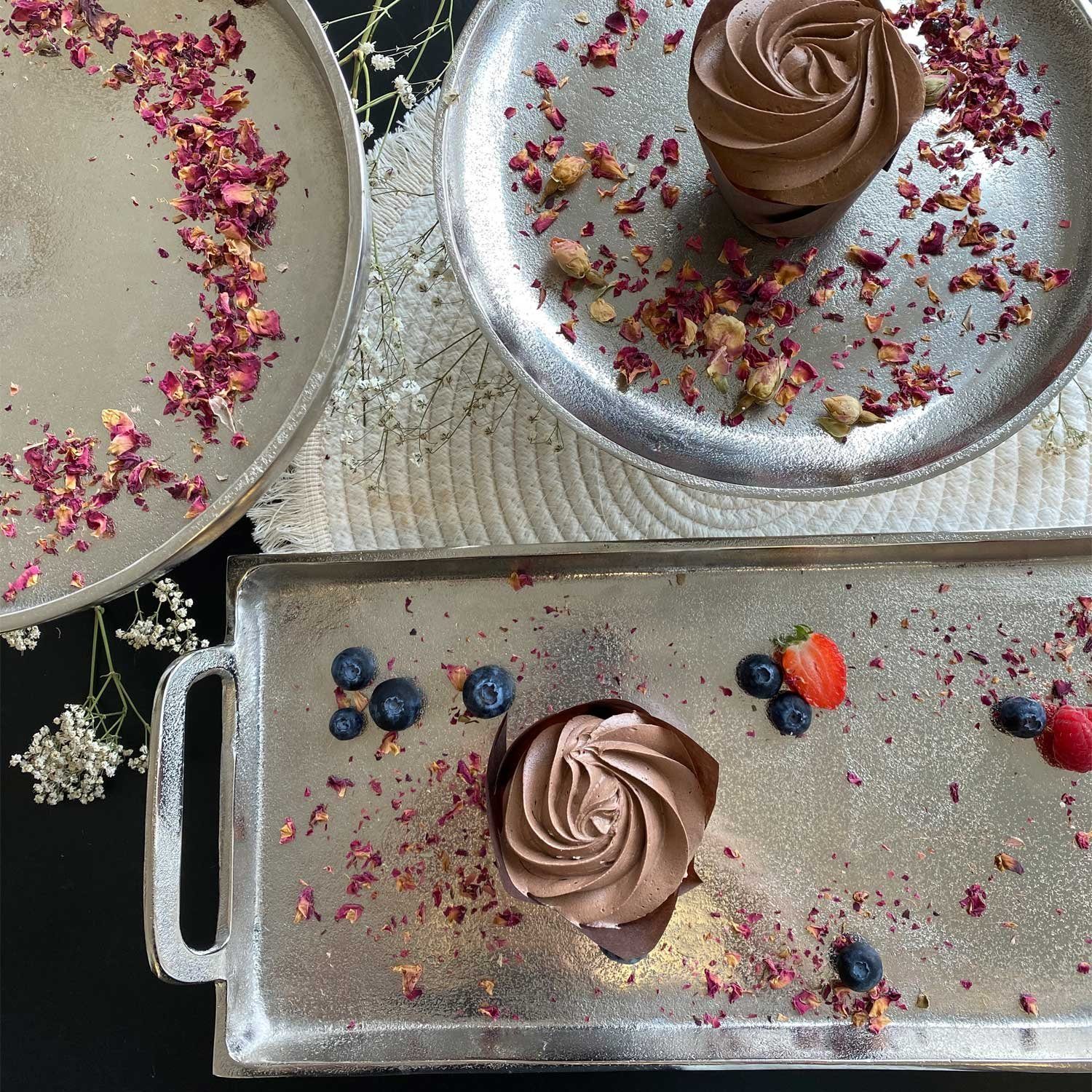 Casa Moro Dekotablett Silber Tablett Livorno M mit Fuß Ø 26cm rund mit Raw Optik Obstteller (Dekotablett Tortenplatte Serviertablett aus Aluminium handgegossen), Kunsthandwerk