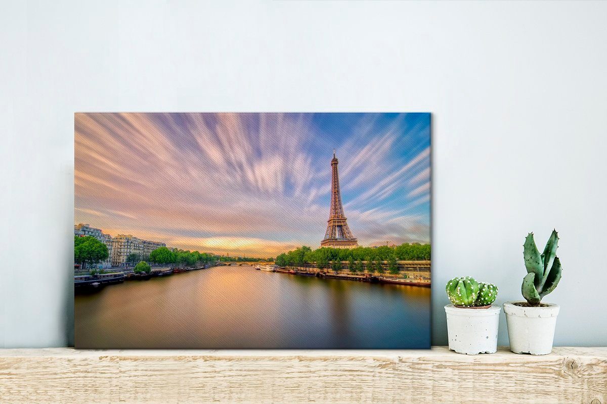 OneMillionCanvasses® Leinwandbild cm der Wandbild in (1 St), Wanddeko, Aufhängefertig, Ferne, Farbenprächtige der Eiffelturm 30x20 und Leinwandbilder, Wolken