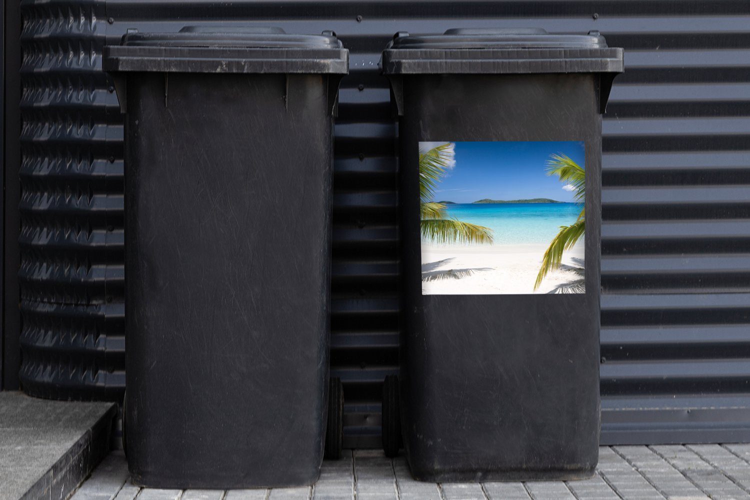 Mülleimer-aufkleber, am Strand Container, MuchoWow Wandsticker (1 Abfalbehälter Mülltonne, St), Tropische Palmen Sticker,