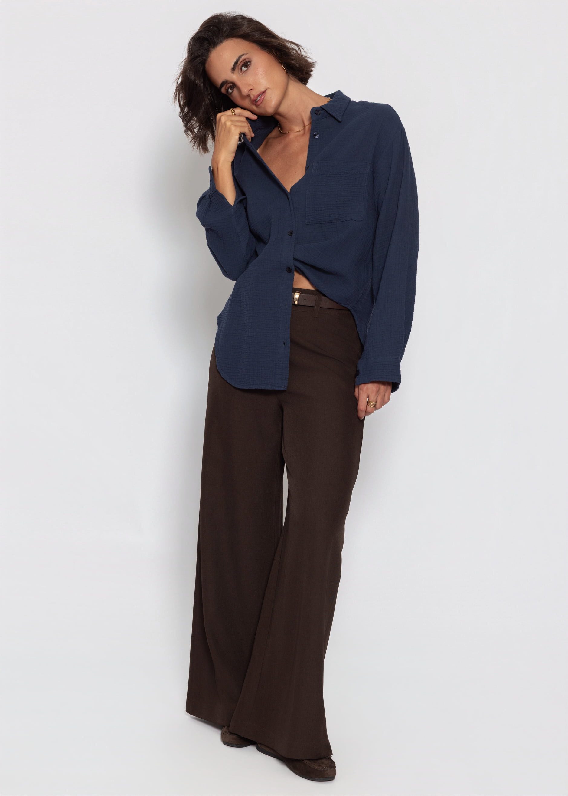 SASSYCLASSY Langarmbluse Musselin Hemdbluse für Damen Weiche Bluse in lockerer Passform mit Kragen und Brusttasche – Bild 3 von 5