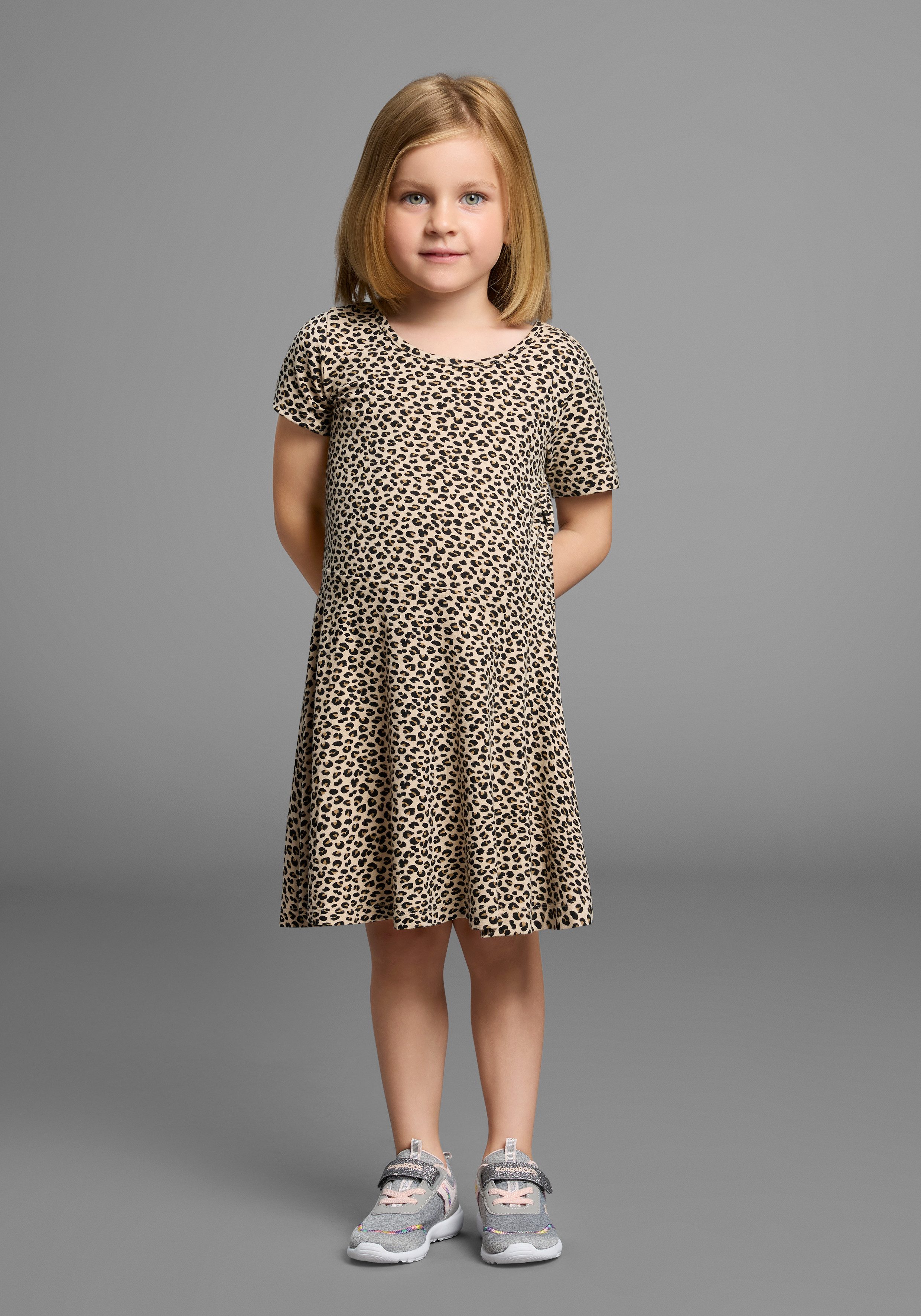 KIDSWORLD Jerseykleid Shirtkleid in Leo-Musterung Shirtkleid in Leo-Optik, unten austestellt