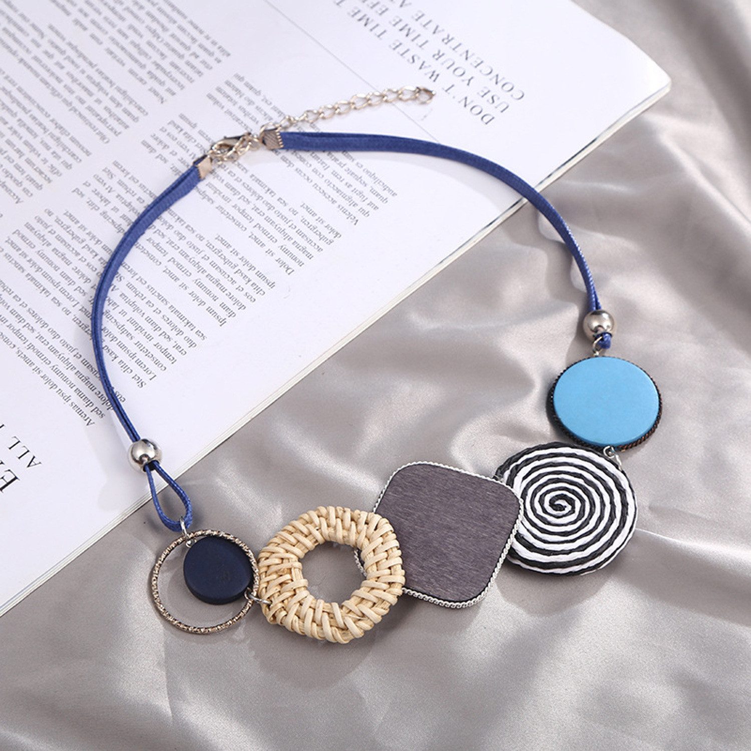 KARMA Statementkette Halskette Damen Holz Blau, Grün od. Braun Textil bunte Kette 48 cm (1-tlg., Holzkette), Schmuck für Frauen Damenhalskette