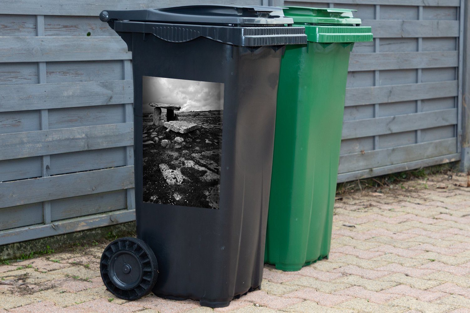MuchoWow Wandsticker versteckter Sticker, einer Dolmen St), Container, Abfalbehälter in Mülleimer-aufkleber, Landschaft (1 Ein - schwarz-weiß Mülltonne