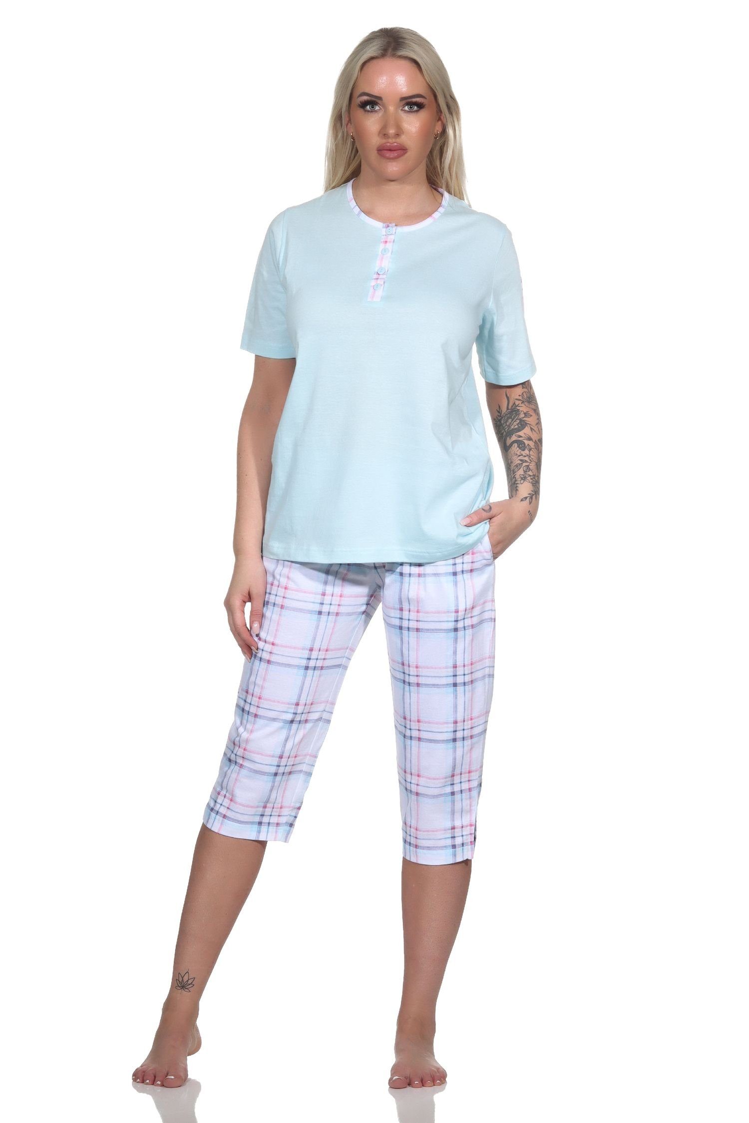 Normann Pyjama Damen Schlafanzug kurzarm mit karierter Capri Hose aus Jersey hellblau