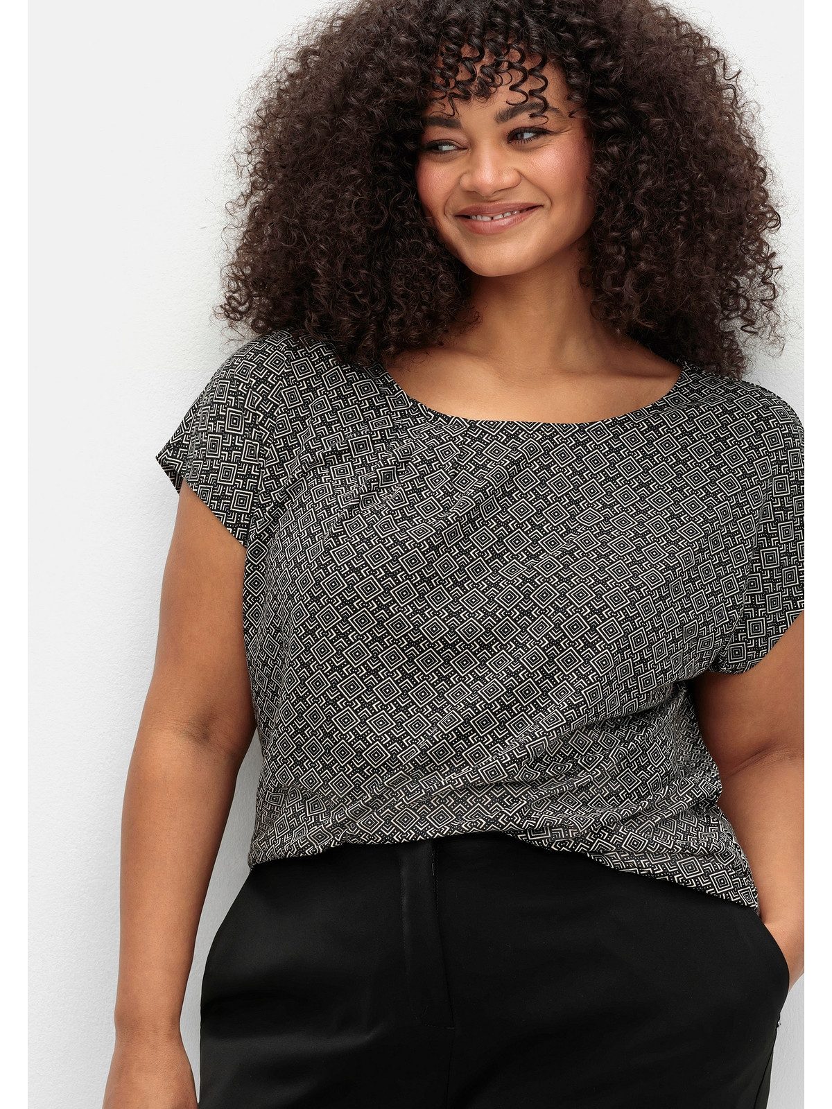 Sheego Rundhalsshirt Große Größen mit grafischem Minimalprint