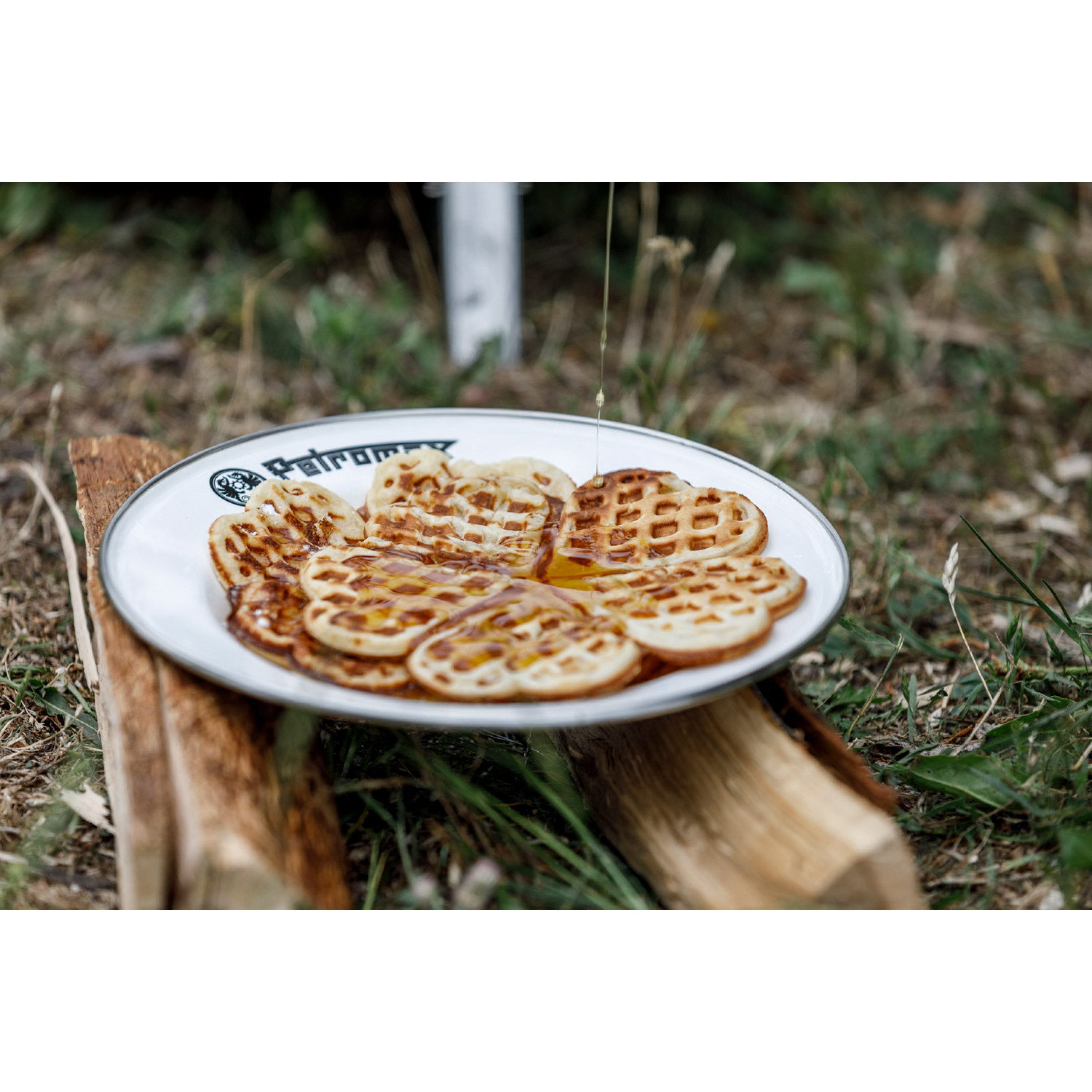 Petromax Feuerstelle Petromax Emaille Teller 2er Set weiß Ø 18 cm - Perfekt für Camping