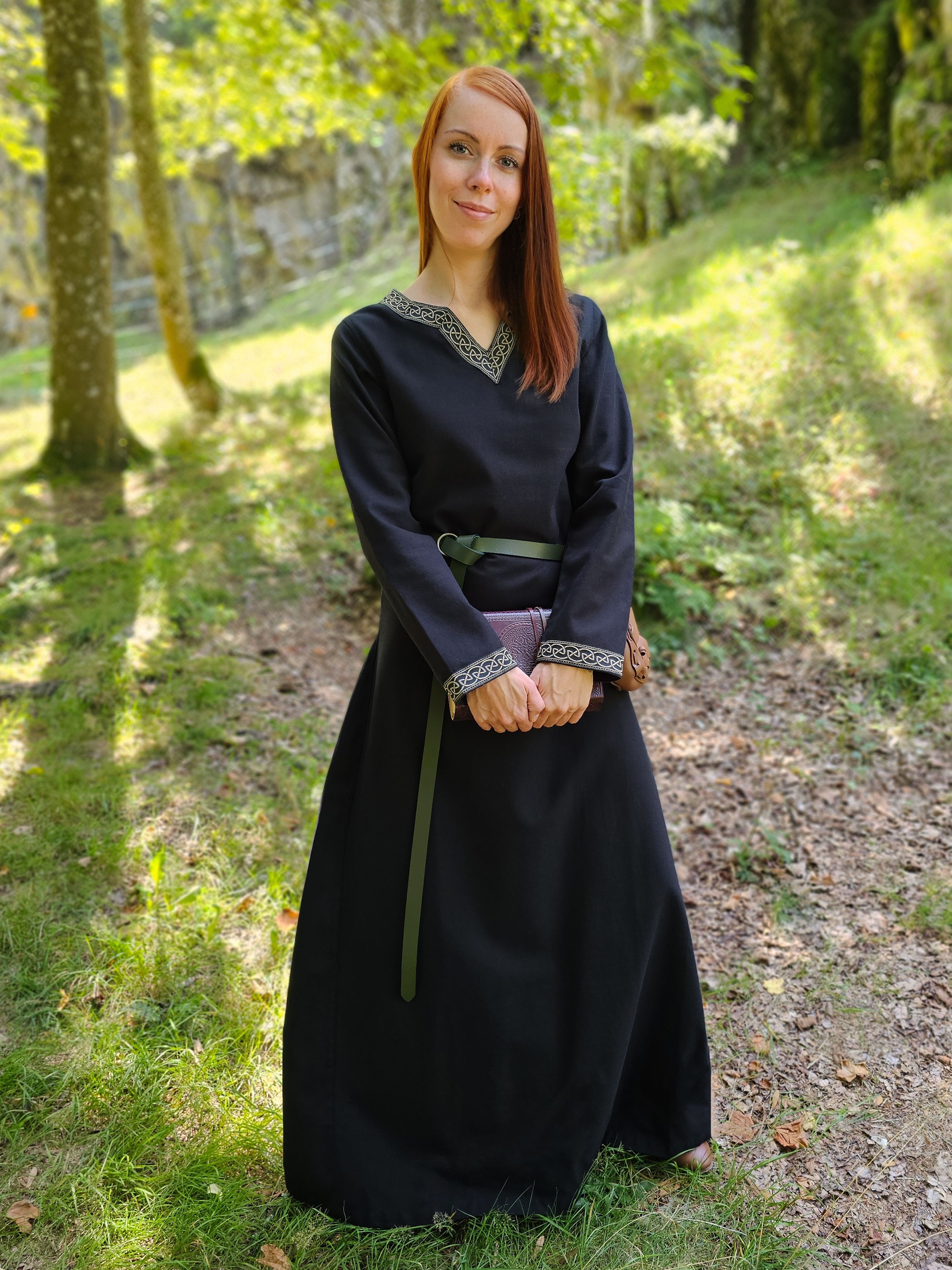 Vehi Mercatus Burgfräulein-Kostüm Mittelalter Kleid langarm Schwarz, mit Borte "Sigyn"