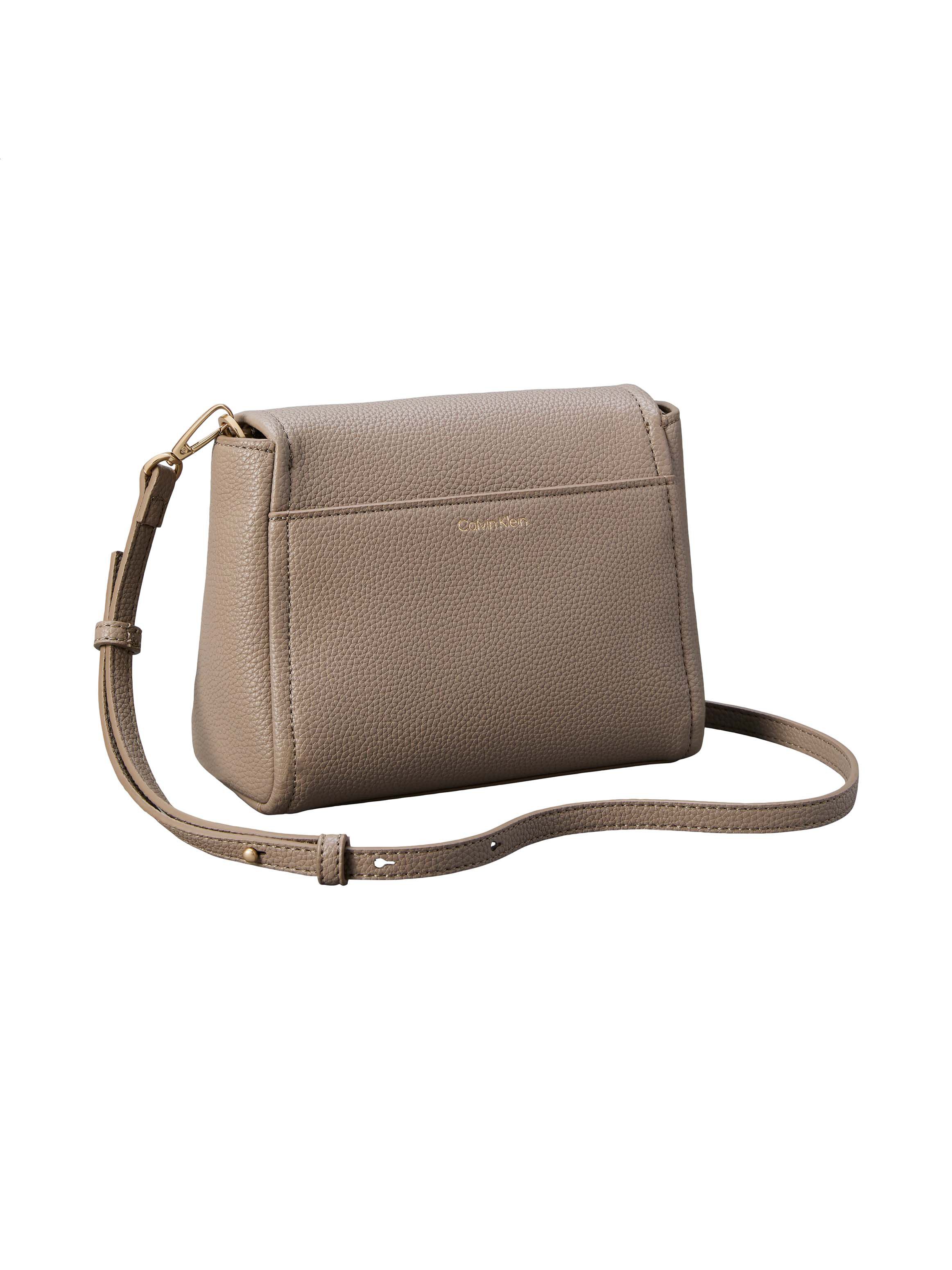 Calvin Klein Umhängetasche EMBLEM HW PEBBLE CROSSBODY 20, Abendtasche, Handtasche, Schultertasche mit Zierkette