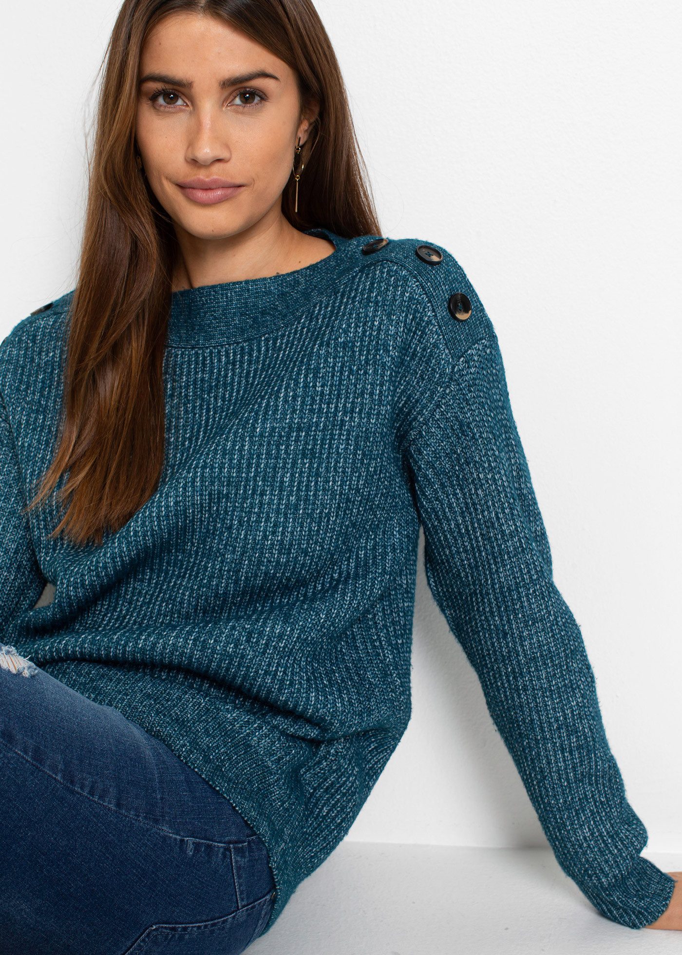 bonprix Strickpullover in Melange-Optik, leicht überschnittene Schultern mit Knopfverzierung