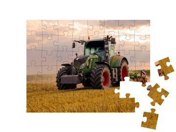 puzzleYOU Puzzle Grüner Traktor pflügt ein Getreidefeld, 48 Puzzleteile, puzzleYOU-Kollektionen 48 Teile, 100 Teile, Traktoren