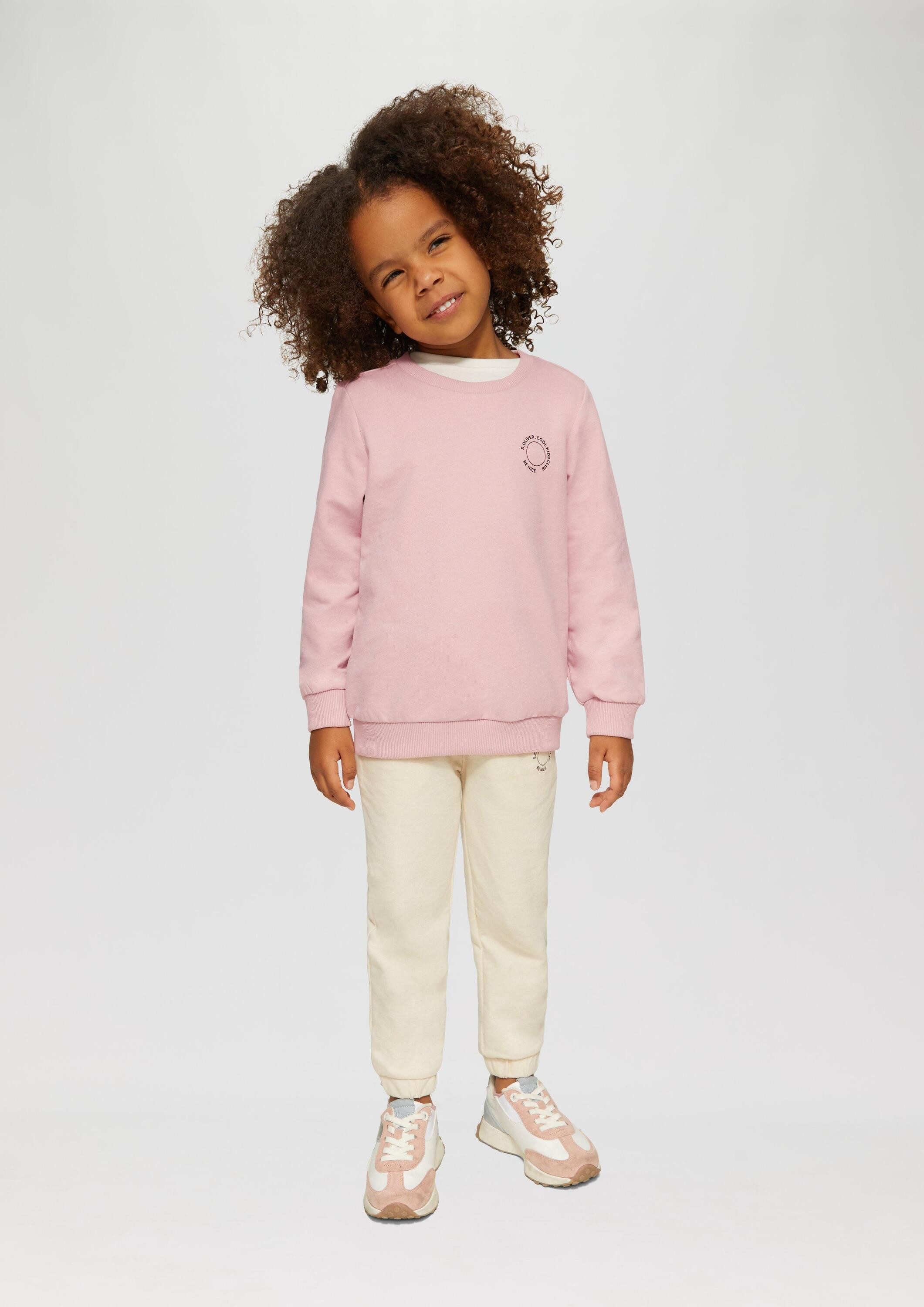 s.Oliver Sweatshirt Sweatshirt Unisex Sweatshirt mit Rippbündchen und kleinem Print-Detail – Bild 3 von 3