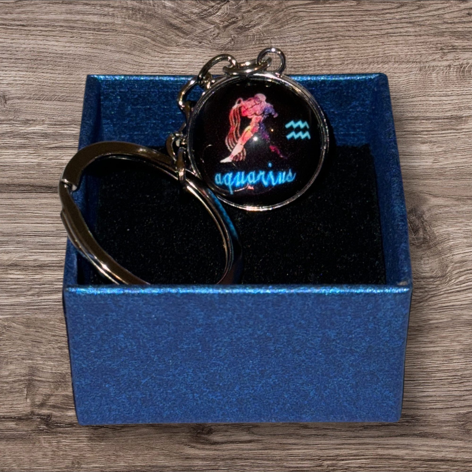 Stelby Schlüsselanhänger mit Gravur Wassermann Sternzeichen Schlüsselanhänger 3D mit Geschenkbox (Weihnachtsgeschenk, Geburtstagsgeschenk, Valentinstaggeschenk, Gravur mit Glow-Effekt), langlebig, pflegeleicht, unisex